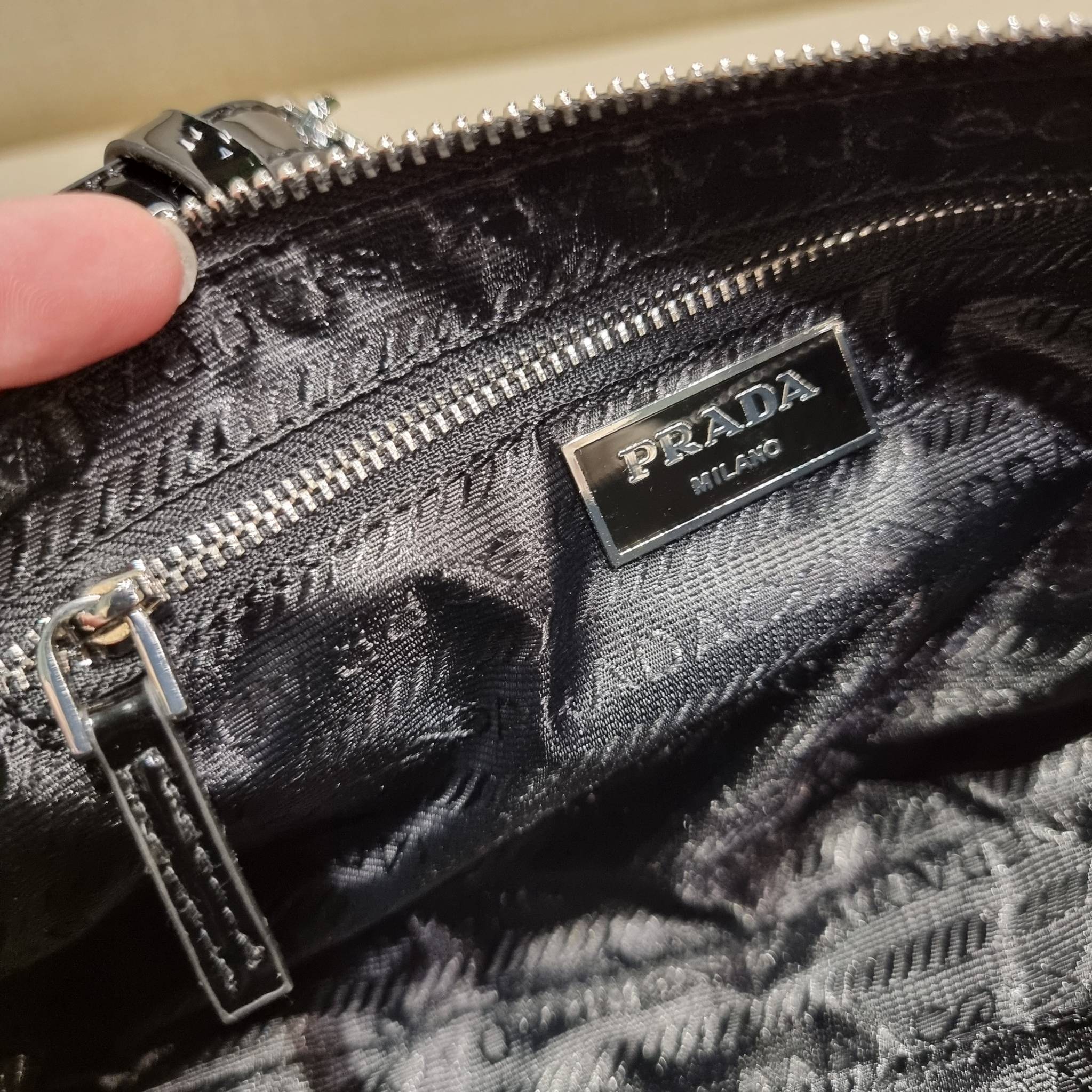 PRADA TESSUTO POCHETTE BAG กระเป๋าทรงพอช ดีไซน์ทรงยาวสุดล้ำ อัพลุคให้ดูแพงไปอีกด้วยดีเทลแต่งขอบด้วยหนังแก้ว วัสดุหลักตัวกระเป๋าเป็นไนล่อนคุณภาพดี เปิด-ปิดด้วยซิป พกพาง่ายด้วยสายสะพายในตัว ที่สามารถปรับได้อีก ภายในเป็นช่องโล่ง ใส่โทรศัพท์ได้ทุกรุ่น กระเป๋า