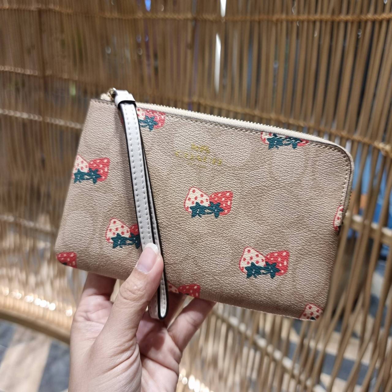 COACH 2972 CORNER ZIP WRISTLET IN SIGNATURE CANVAS WITH BUTTERFLY PRINT มาแล้วจ้า ไอเท็มสุดปัง!! ฮิตไม่เลิก!! พร้อมลวดลายสุดคิ้วท์ น่ารักน่าใช้ขึ้นไปอีก กระเป๋าคล้องมือ ขนาดเหมาะพกพา วัสดุหนังแคนวาส ภายในเป็นช่องโล่ง ใส่ธนบัตร หรือใส่บัตร ใส่เหรียญ ได้หมด