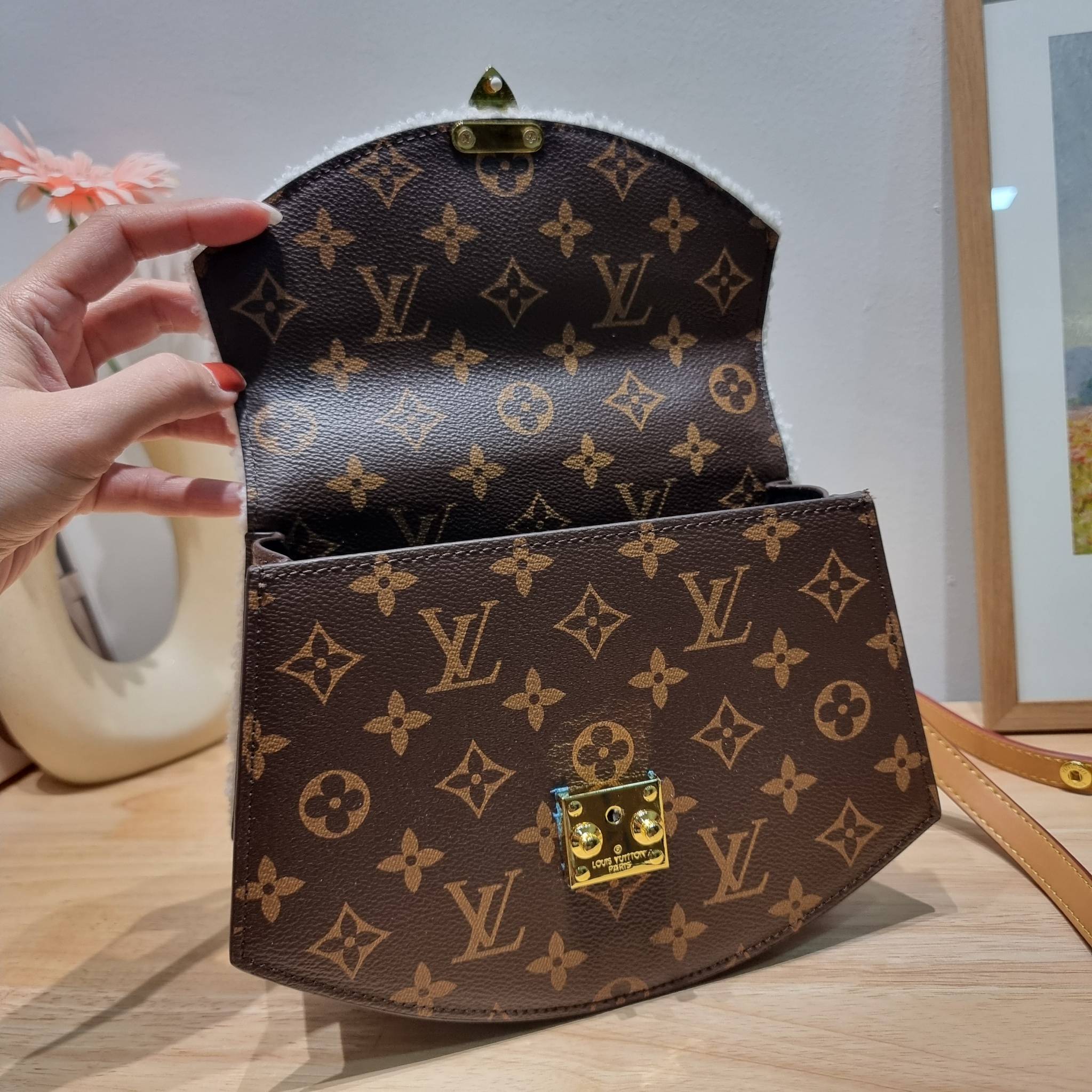 LV EDEN FLEECE bag / LV CROSSBODY HAND BAG กระเป๋าสะพายดีไซน์ใหม่ แรร์ไอเท็มที่สาวๆต้องมี! ดีไซน์ตกแต่งขนฟูนุ่ม วัสดุหนังแคนวาส เปิด-ปิดกระเป๋าด้วยอะไหล่กดล็อค ภายในเป็นช่องโล่ง มีช่องซิปแยก มีหูจับในตัวและสายครอสบอดี้มาให้ ใช้งานง่าย เหมาะกับทุกสไตล์การแ