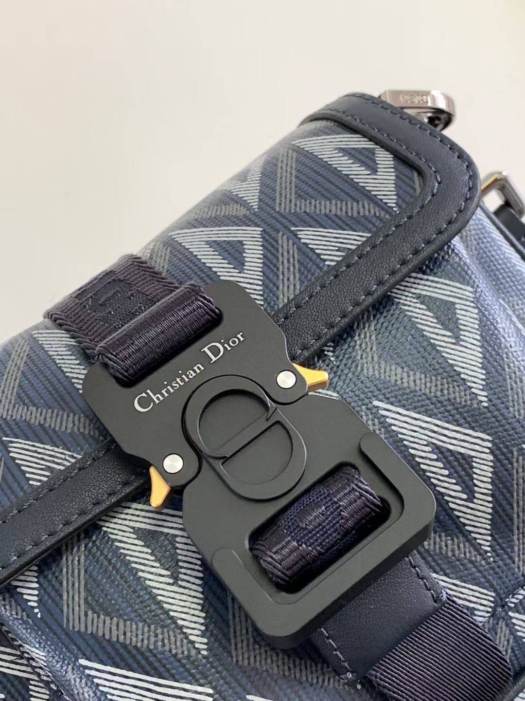 MINI DIOR HIT THE ROAD BAG / Dior Mini Messenger Bag / CD Diamond Messenger Bag ท็อปออริสลับแท้ เกรดดีสุด พร้อมส่ง กระเป๋าสะพาย รุ่นใหม่ล่าสุดคอล Summer 2023 ที่หนุ่มๆไม่ควรพลาด สวยหรูหราเป็นเอกลักษณ์แบรนด์