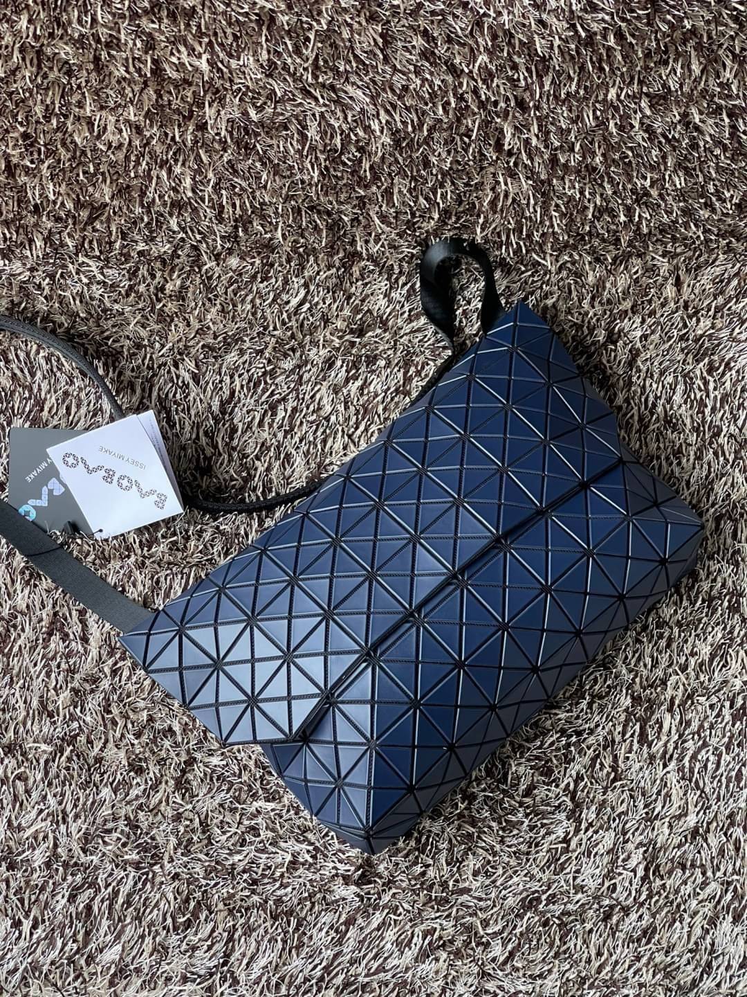 Baobao Issey Miyake Prism Sac ชาวมินิมอลทั้งชายและหญิงต้องถูกใจรุ่นนี้ เพราะ Prism Sac เป็นกระเป๋าแบบ unisex ที่มาพร้อมกับความเรียบง่ายของวัสดุเนื้อแมตต์ แต่ให้ลุคสไตล์เท่แบบคูลๆ โดดเด่นด้วยดีไซน์ที่ออกแบบมาให้ใช้งานที่ง่าย ตอบโจทย์ทุกสถานการณ์ฝาพับแบบเปิ