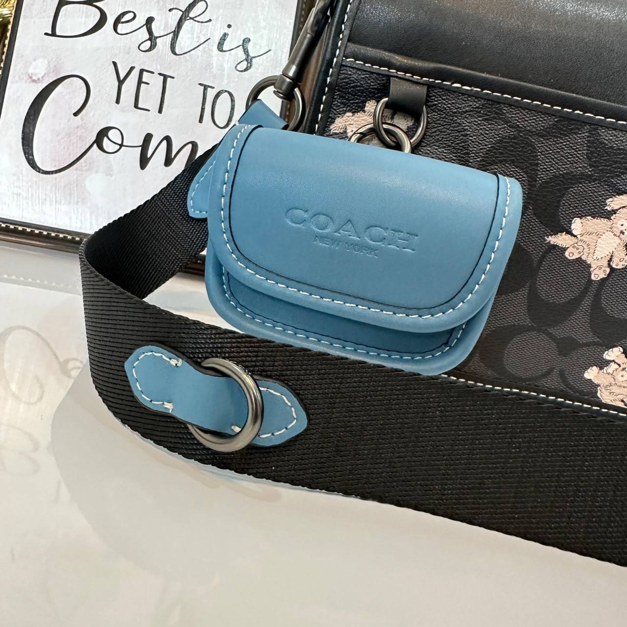 Coach Heritage Convertible Crossbody In Signature Canvas With Creature Print( cc131) กระเป๋าไฮบริดแบบถอดได้รุ่นใหม่ หล่อเท่ส์ สะพายสามารถสะพายทำงานดูดีสุดๆคะ มาพร้อมกระเป๋าใบเล็กห้อยสุดเก๋ วัสดุแคนวาสตัดขอบหนังแท้ เปิด ปิดด้วยซิป ซับในผ้า ด้านนอกกระเป๋าเป