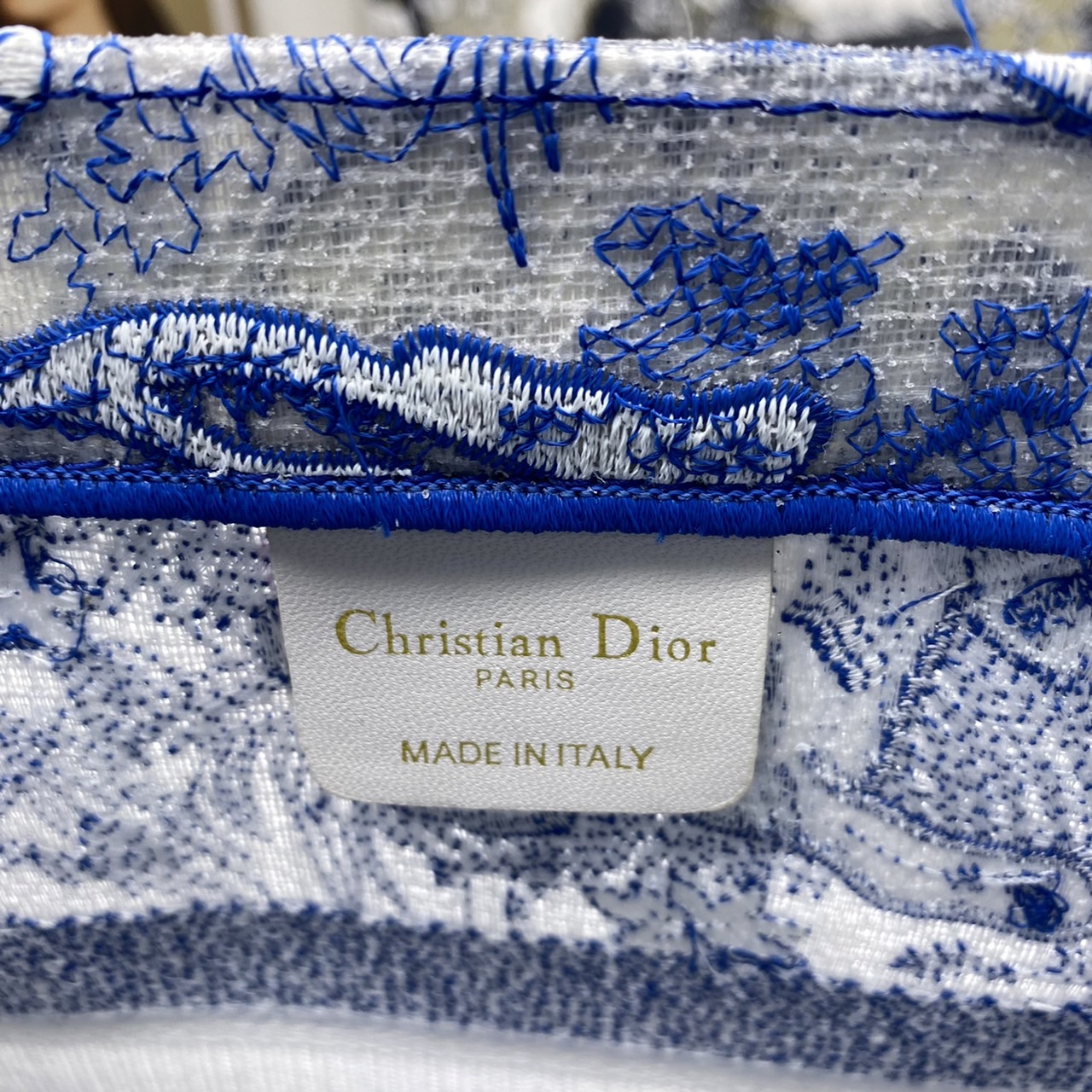 DIOR Book Tote Fluorescent Blue Toile de Jouy Reverse Embroidery เกรดออริจินอล ภาพสินค้าถ่ายจากงานขายจริงใช้งานต่างประเทศได้