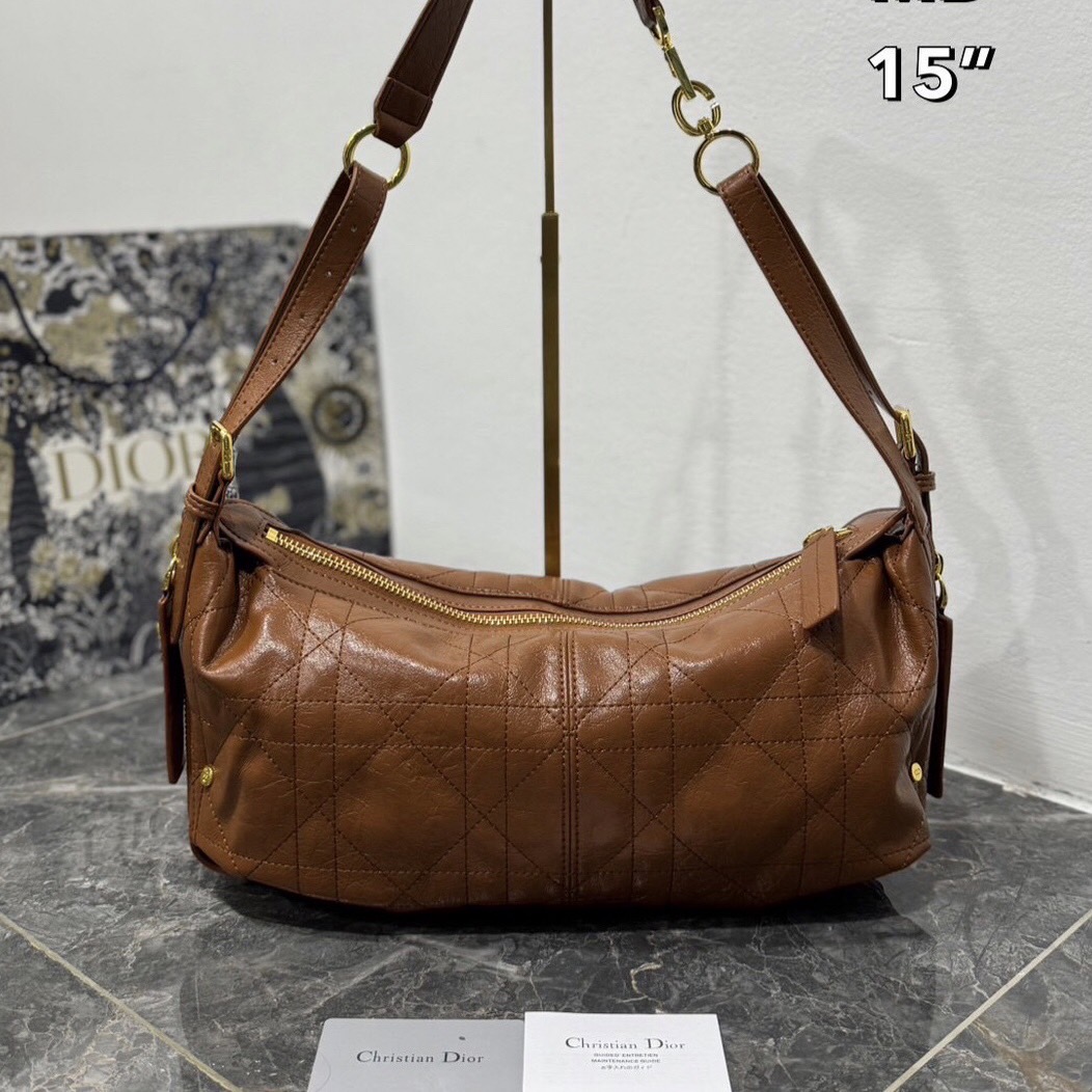 Dior Medium D-Journey Bag 35cm กระเป๋าสะพายนิยามใหม่ดีไซน์ทันสมัย โดดเด่นด้วยรูปทรงโฮโบที่มาพร้อมกับดีไซน์ที่นุ่มนวลและทันสมัย ดีเทลดูดีมีกิมมิคในตัว ภายในโล่งกว้าง