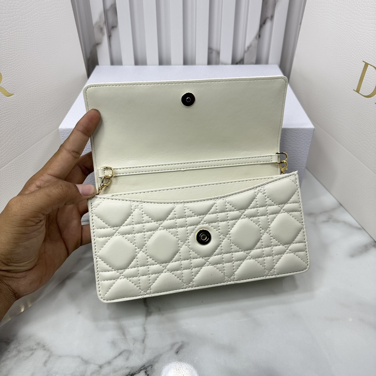 ORI หนังแท้ | My Dior Mini Bag / Dior Clutch Bag กระเป๋าสะพายทรงคลัชทันสมัย หรูหราสง่างาม จะถือหรือสะพายก็ดูดีมีระดับ กระเป๋าที่ใช้งานได้จริงใบนี้ใส่ของจำเป็นได้ครบถ้วน