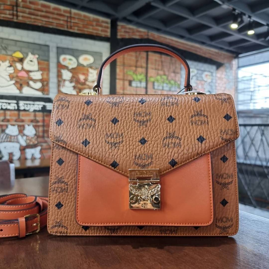 M.C.M MEDIUM PATRICIA SATCHEL IN VISETOS ไซส์กลางมาให้จับต้องแล้วจ้า!! รุ่นที่สาวๆต่างถามหา!! ต้องไอเท็มนี้เลย กระเป๋าถือ/สะพาย ทรงสวยหรู เหมาะกับทุกๆโอกาส ดีไซน์ออกมากึ่งเป็นทางการ แต่ใช้งานได้ทุกสไตล์ วัสดุหนังแคนวาสคุณภาพดีสลับหนังแท้ เปิด-ปิดด้วยตัวกด
