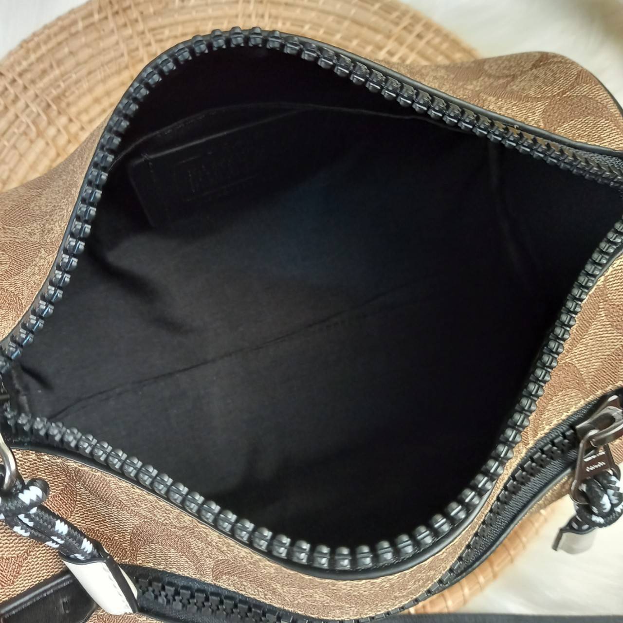 COACH BARREL SIGNATURE CANVAS CROSSBODY (C2957) กระเป๋าสะพาย ทรงเก๋ ขนาดกำลังดี ที่บอกได้คำเดียวว่า เท่ไม่หยอก!! คือดีย์มาก!!// วัสดุแคนวาส ผสมหนังแท้ ลาย SIGNATURE รูปทรงกระบอก// เปิด-ปิด ด้วยซิบ ด้านในโล่งกว้าง เก็บของได้เยอะ// มาพร้อมสายสะพาย สายสปอร์ต