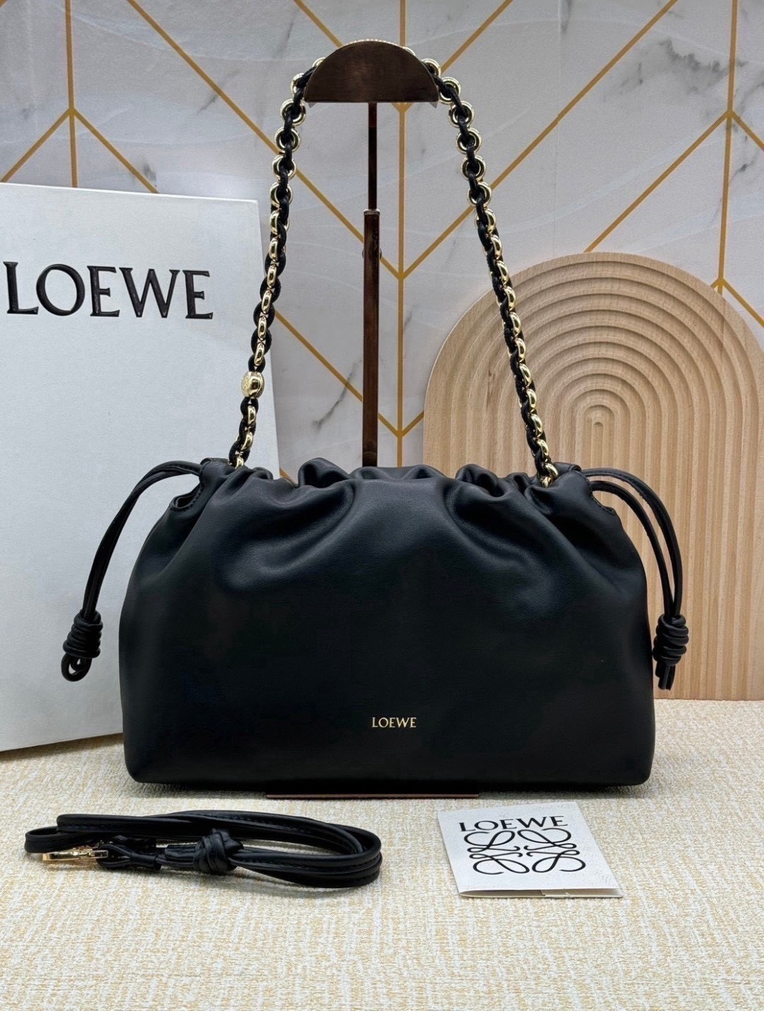 ORI หนังแท้ | Medium Loewe Flamenco purse in mellow nappa leather 30cm กระเป๋าสะพายทรงคลัช เรียบหรูดูแพง เรียบง่ายใช้งานสะดวก หนังแนปป้าให้สัมผัสนุ่มสบายผิว มาพร้อมสายสะพายร้อยห่วงหรูหรา