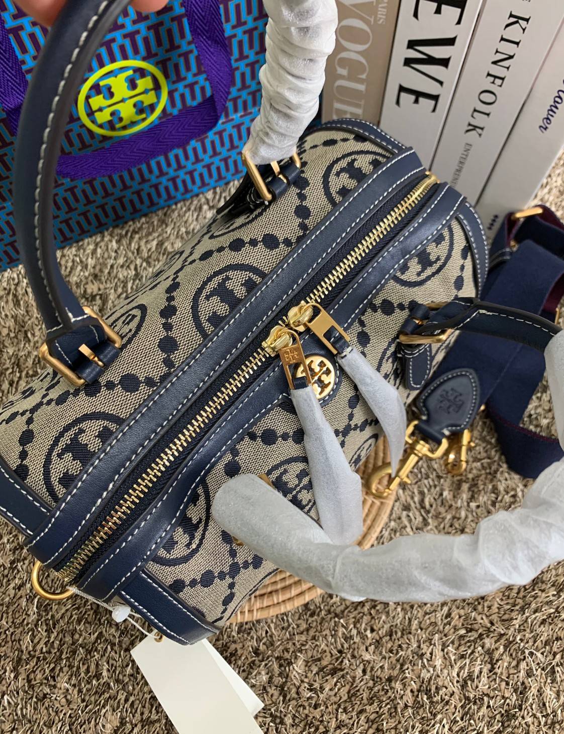 สวยก่อนใครแน่นอนค่ะนาทีนี้💋 💥รุ่นที่กำลังฮิตมากตอนนี้ของเหล่าคนดังใน ตปท.! TORY BURCH T MONOGRAM JACQUARD BARREL ((ใบใหญ่)) พร้อมส่งที่ไทยทันที! กระเป๋าทรงหมอนจาก Tory burch วัสดุ jacquardทอลายแบรด์+หนังแท้ ได้สวยงามหรู ดูคลาสสิคมากๆค่ะ เป