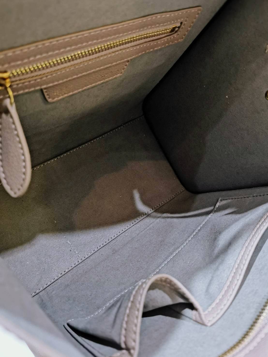 CELINE HANDLE BAG VIP GIFT WITH PURCHASE (GWP) พรีเมี่ยมกิ๊ฟรุ่นใหม่ Limited Edition จาก CELINE HAUTE PARFUME DUTYFREE COUNTER หนังแท้ Calf Skin Leather มาในดีไซน์สุดหรูยอดนิยมหนังนิ่มหอมขึ้นเทคเจอร์สวยอยู่ทรง เปิดปิดด้วยซิปสะดวกใช้ ด้านหน้ามีโลโก้แบรนด์ 