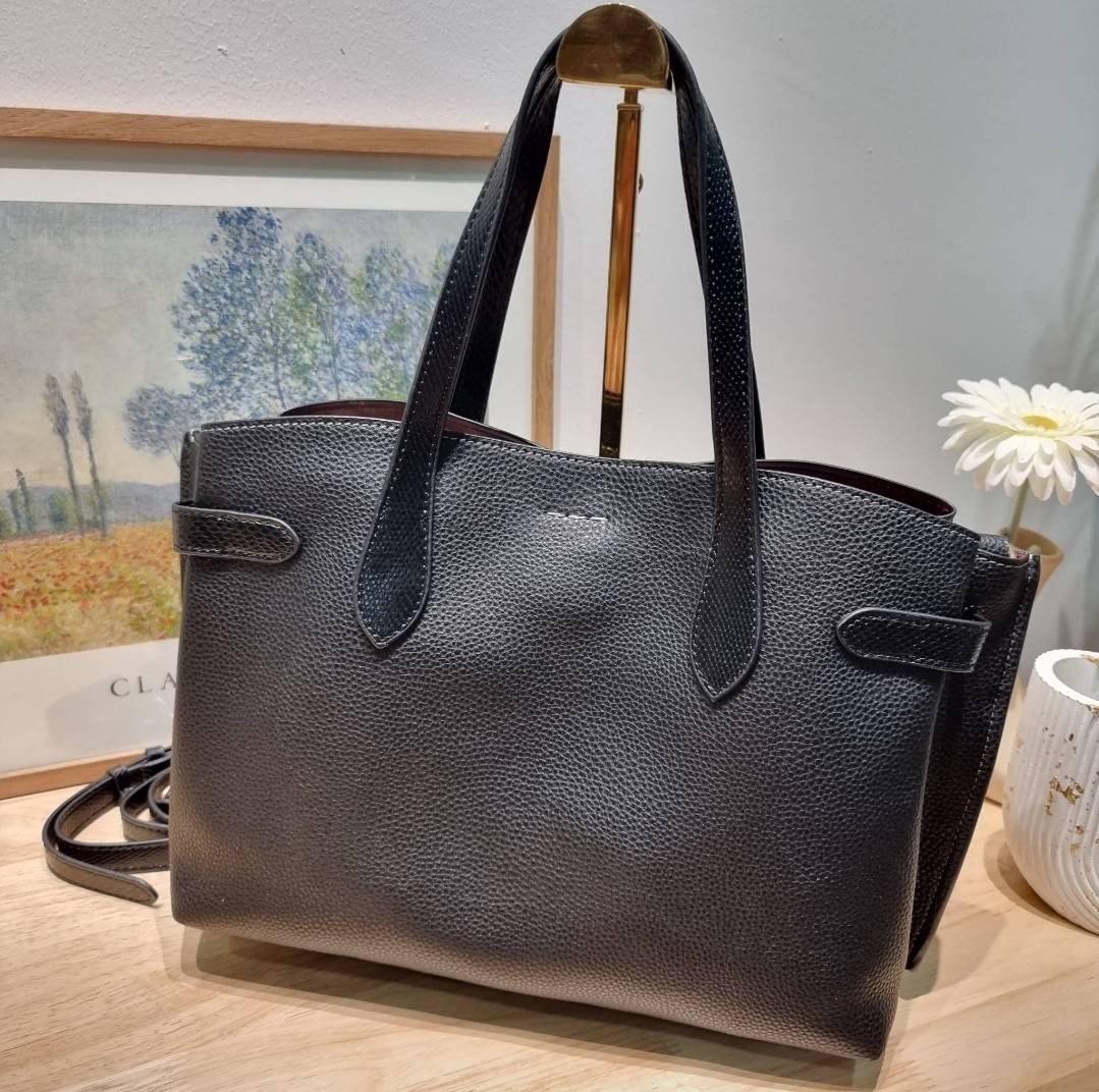 COACH HANNA CARRYALL IN SIGNATURE CANVAS / CH187 / CH195 / CH542 น้องใหม่ เรียบหรู ดูแพง กับกระเป๋าถือ/สะพายทรงสวย คงความคลาสสิค ดีไซน์ตกแต่งสายคาดจับจีบข้างกระเป๋าเพิ่มดีเทล มาพร้อมหูจับในตัว