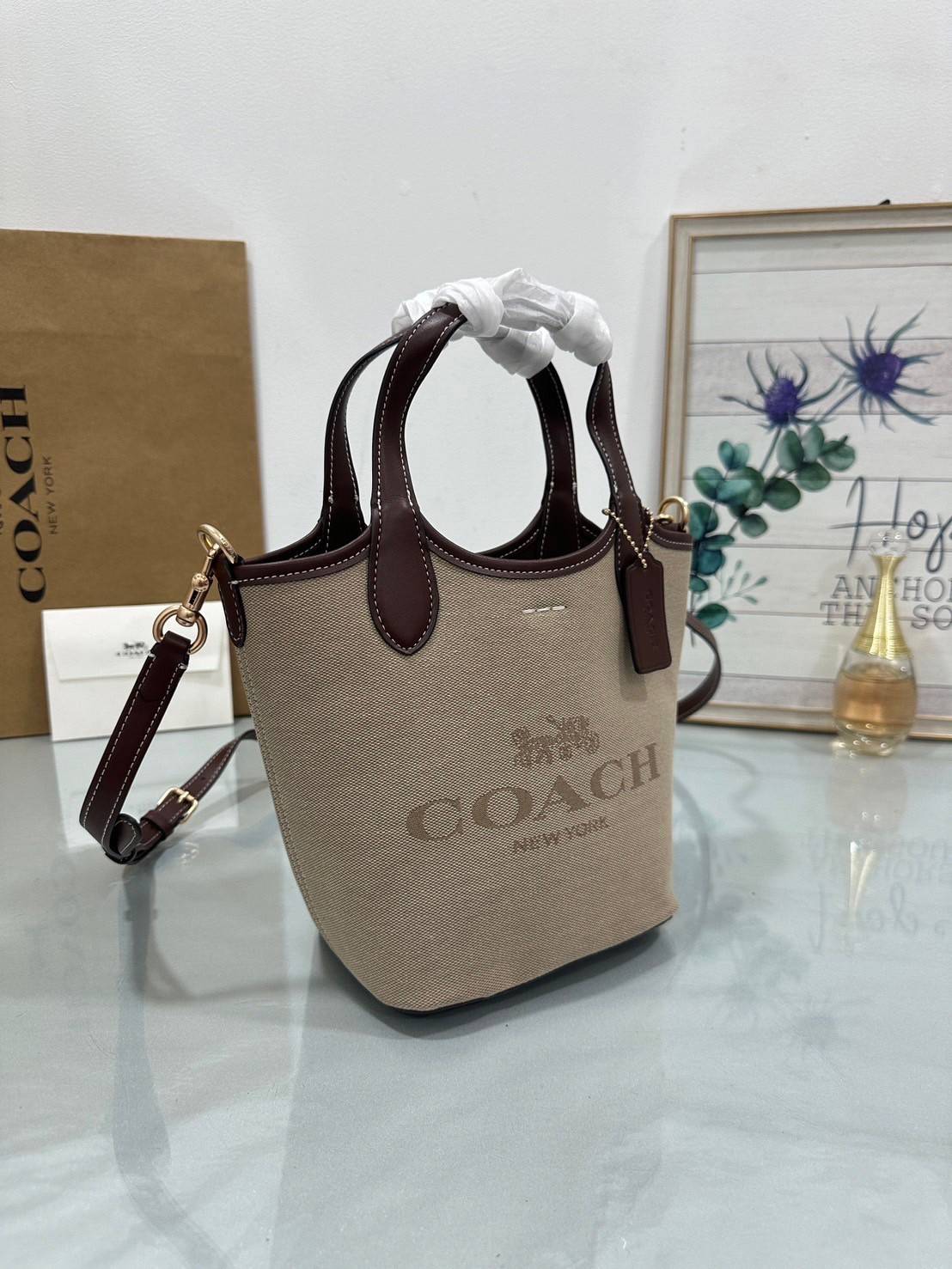 พร้อมส่ง 5 สี COACH HANNA BUCKET BAG กระเป๋าถือ/สะพายข้างทรงบักเก็ตรุ่นใหม่ดีไซน์เก๋น่ารัก เกรดท็อปออริ เกรดดีสุด สลับแท้ 1:1