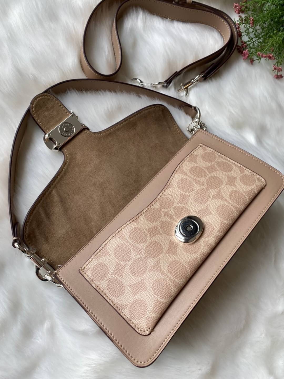 ของแท้ 💯% COACH Coach tabby convenience shoulder bag crossbody Product Details Polished pebble leather Inside zip BEIGE