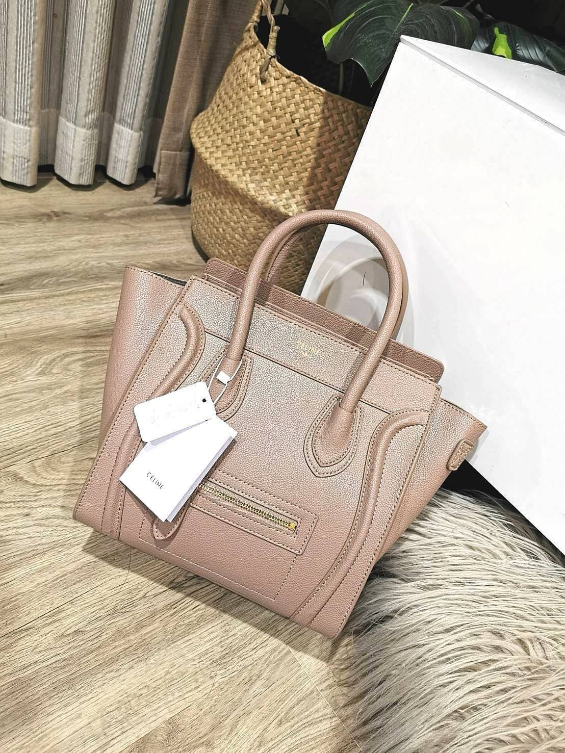 CELINE HANDLE BAG VIP GIFT WITH PURCHASE (GWP) พรีเมี่ยมกิ๊ฟรุ่นใหม่ Limited Edition จาก CELINE HAUTE PARFUME DUTYFREE COUNTER หนังแท้ Calf Skin Leather มาในดีไซน์สุดหรูยอดนิยมหนังนิ่มหอมขึ้นเทคเจอร์สวยอยู่ทรง เปิดปิดด้วยซิปสะดวกใช้ ด้านหน้ามีโลโก้แบรนด์ 