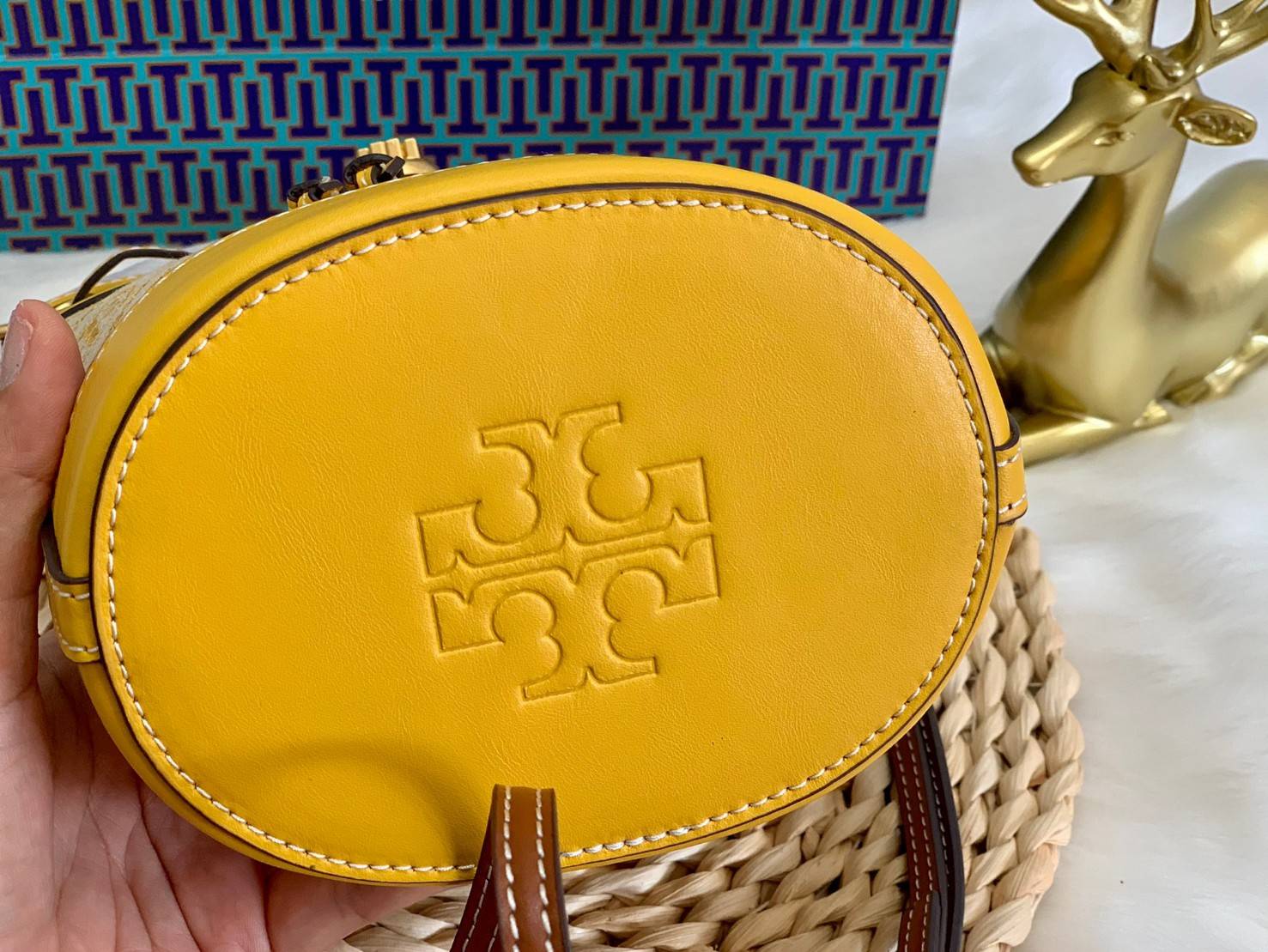 TORY BURCH T MONOGRAM JACQUARD MINI BUCKET BAG พร้อมส่งค่ะ! กระเป๋าทรงถังสุดฮิต ไม่ว่าลุคไหนๆก็สุดชิวว วัสดุผ้าJacquard+หนังแท้ ได้คลาสสิคมากๆค่ะ