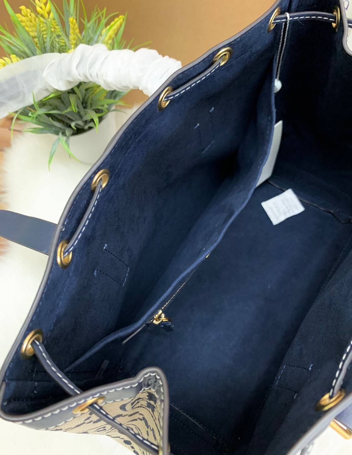 OUTLET 】Tory Burch T Monogram Jacquard Tote Bag ใบใหญ่ใส่จุมากค่ะสาวๆ! พร้อมส่ง! กระเป๋าที่สามารถใช้ได้กับทุกๆวัน วัสดุJacquard+หนัง ได้ลงตัว สวยงามค่ะ ปากกระเป๋าแบบหูรูด ที่จับอะไหล่แบรนด์สวย ภายในกระเป๋ากว้างมากๆ สาวๆที่สัมภาระเยอะนี่หายห่วงไปเลยค่ะ มีช