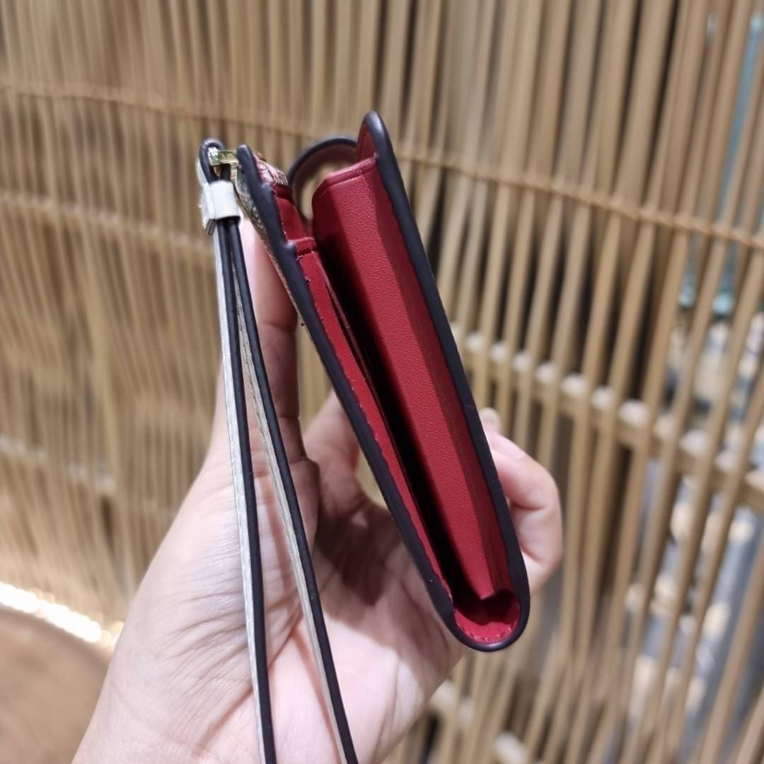 COACH C3371 TECH PHONE WALLET WITH SPACED WILDFLOWER ดีไซน์ใหม่ คอลเลคชั่นสวยหรู กระเป๋าสตางค์พร้อมสายคล้องมือ ง่ายต่อชีวิตมากจ้า!! มันดีอะไรเบอร์นี้ ใส่ได้ทั้งบัตร และโทรศัพท์ก็ใส่ได้ทุกรุ่น แถมยังมีช่องซิปแยกไปอีก ช่องเยอะไม่ต้องห่วงจริงๆ วัสดุหนังแคนวา