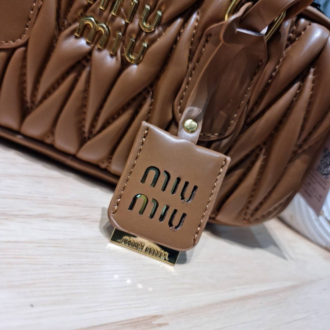MIU MIU ARCADIE METELASSE LEATHER BAG กระเป๋าถือ/สะพายสุดชิค คุ้มมากไม่อยากให้พลาดน้า