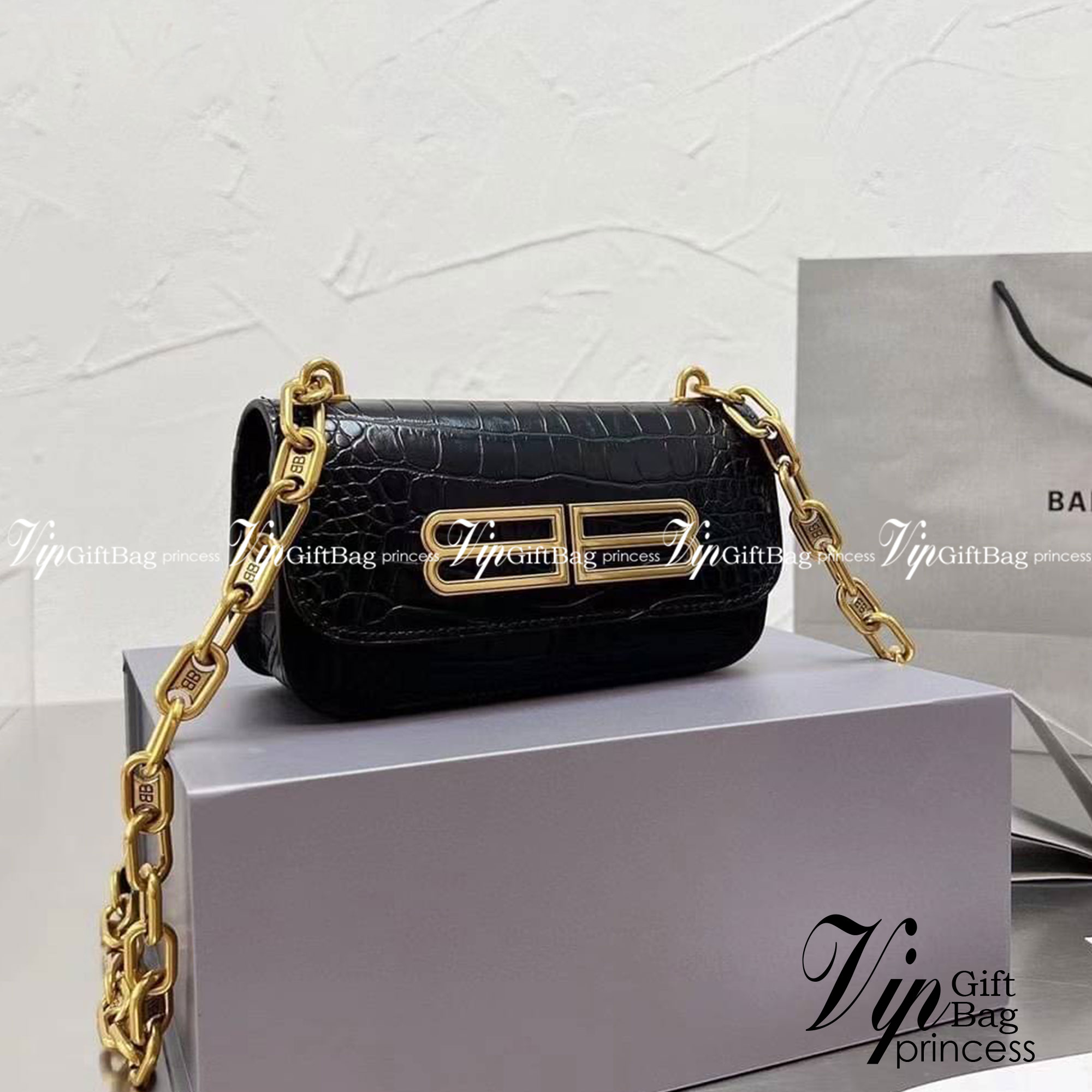 BALENCIAGA BB Logo Crocodile Embossed Leather Wallet on Chain กระเป๋าสะพายขนาดมินิน่ารัก หนังสวยลาย Croc พร้อมสายสะพายโซ่ปั้มแบรนด์ BB สวยหรูมากค่ะ เป็นดีไซน์ที่สามารถใช้ได้นาน ๆ เข้าได้กับทุกลุคอีกด้วยนะ