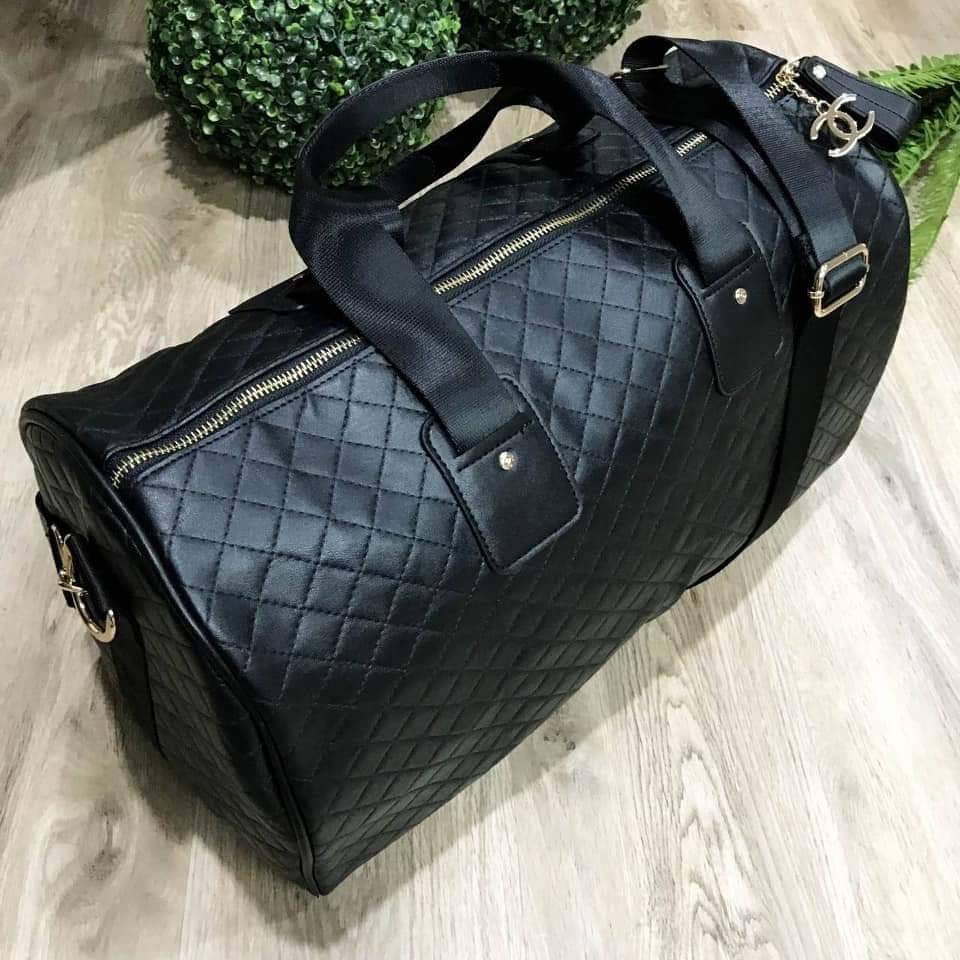 Chanel Quilted Travel Bag Super rare item! กระเป๋าเดินทางใบใหญ่ VIP. gift with Purchanel ของแท้รุ่น Limited Edition จาก counter Chanel วัสดุหนังเรียบลายตาราง เนื้อหนา กันน้ำ ดูแลรักษาง่าย ด้านหน้ามี logo brand ตัวกระเป๋าเปิดปิดด้วยซิป หัวซิปแบรนด์ อะไหล่ท