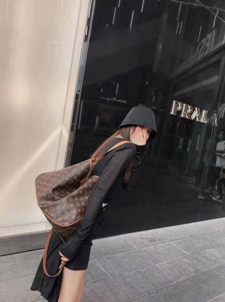 Louis Vuitton Monogram Delight Canvas กระเป๋าสะพายข้างทรงสูงใบใหญ่หนังแกะสังเคราะห์ หูหิ้วปั้มโลโก้ ด้านในมี1ช่องซิป 1ช่องใส่ของจุกจิ๊ก อะไหล่ทองหรูหรา มีสายยาว ถอดสายได้ ปรับระดับได้ จุของได้เยอะ หรูหรา สวยงาม เหมาะกับทุกโอกาศ ต้องมีติดตู้ห้ามพลาดเลยค่า