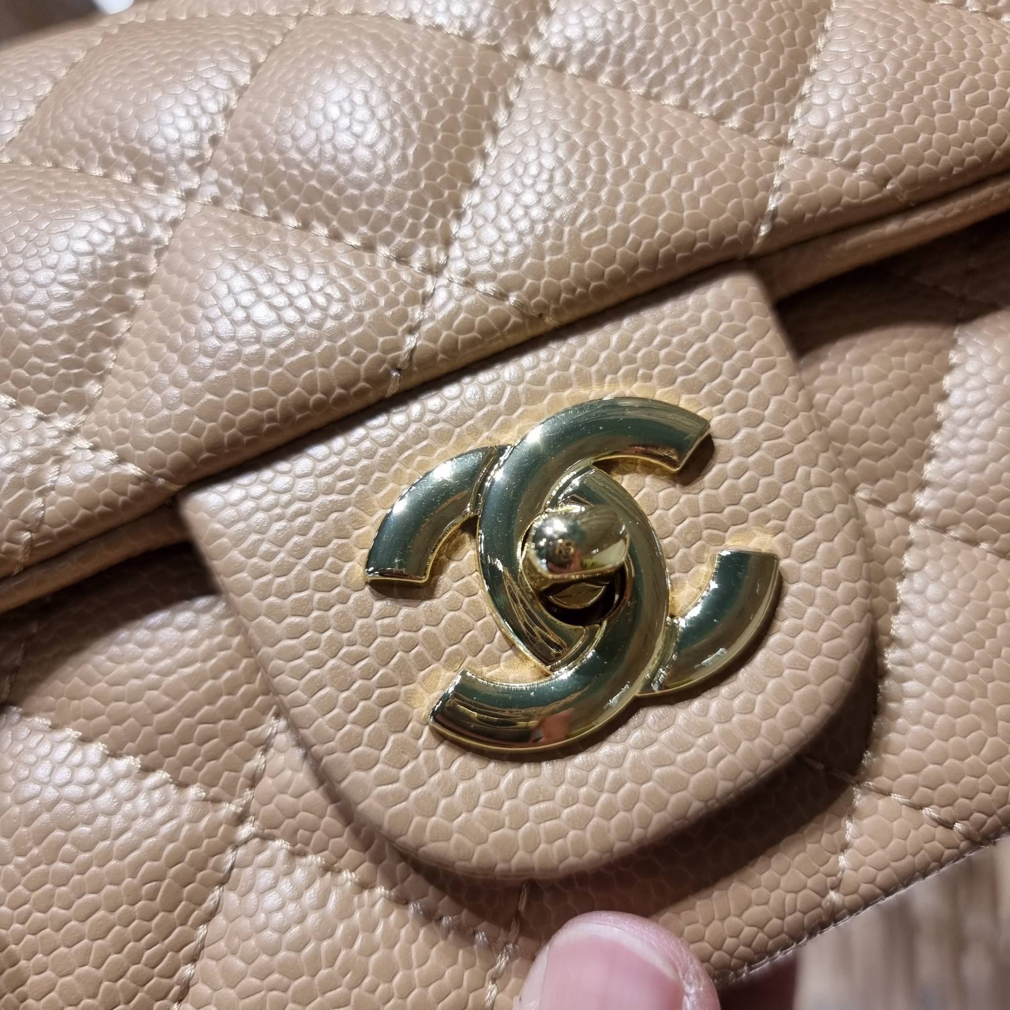 VIP 】3สี คัมแบคทูสต็อค!! จัดมาแน่นๆ พร้อมสีรับความเฮง!! พรีเมี่ยมจากแบรนด์ Chanel vip สุดพิเศษจากเคาน์เตอร์ กระเป๋าสะพาย หนังสังเคราะห์ลายคาร์เวีย หรูหราทั้งอะไหล่เงินและอะไหล่ทอง สะพายแล้วขับผิวมากๆใบนี้ เปิด-ปิดกระเป๋าด้วยตัวบิดล็อค ภายในกระเป๋าบุหนังสี