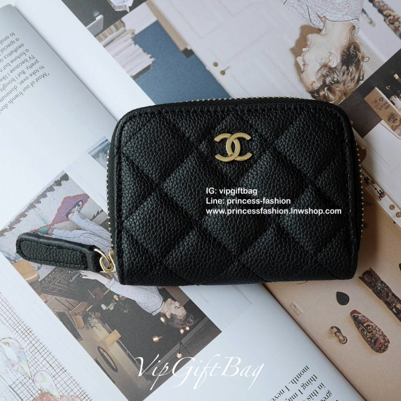 พร้อมส่งที่ไทยแล้วค่ะ♡♡ กับ กระเป๋าสตางค์ใบสั้น แนะนำรุ่นนี้คะ งานพรีเมี่ยมกิ้ฟท์จากเค้าเตอร์ต่างประเทศ **ทรงมินิน่ารักกก หนังสัมผัสลายด้าน จากแบรนด์ CHANEL (GWP) ด้านหน้ามีโลโก้แบรนด์ CC สีทองหรู **อะไหล่สีทองทั้งใบ เปิดปิดด้วยซิปมีที่จับหน