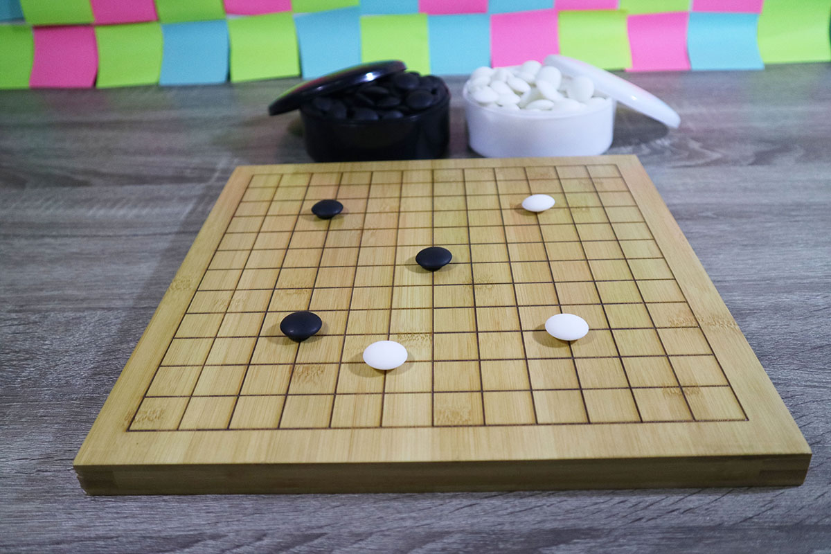 ชุดหมากล้อมกระดานไม้กระดาน9เส้นและ13เส้นพร้อมเม็ดหมากล้อมเมลามีนพร้อมโถพลาสติกทรงกลม