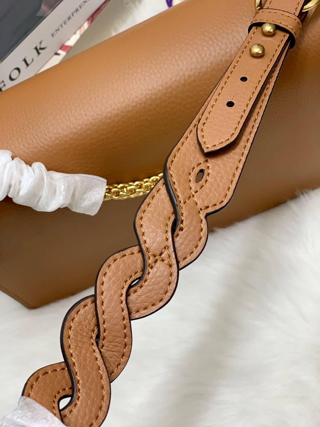 สวยจริงไม่จกตาจ้าา😘 TORY BURCH MILLER SHOULDER BAG BRAIDED STRAP LARGE ((81668)) พร้อมส่งที่ไทย! กระเป๋าหิ้วและสะพายไหล่ได้ในตัว หนังแท้ลายหนังสวยมากๆค่ะ ด้านหน้ามีอะไหล่โลโกแบรนด์ หรู สะพุดตาทีเดียว เปิดปิดกระเป๋าแบบฝาปิด ภายในมีช่องหลักใส่ของ2ช่