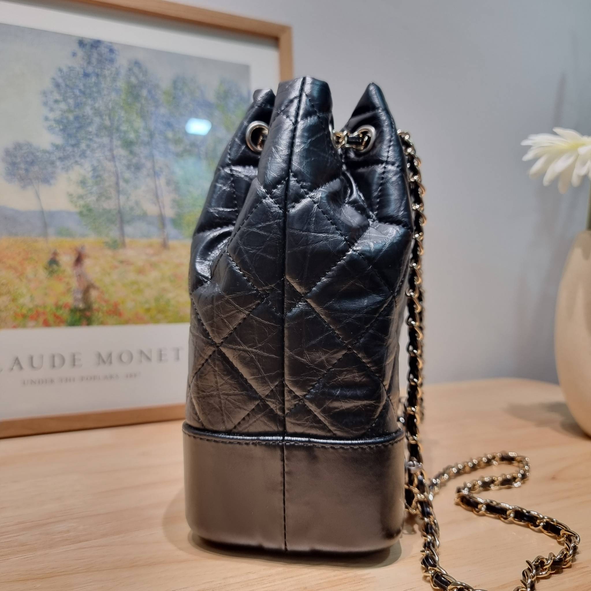 Chanel gabrielle backpack ไอเท็ม best seller กับรุ่นสุดปังในรูปแบบกระเป๋าเป้ ดีไซน์หรูคลาสสิค สายสะพายในตัวรูดปากกระเป๋าเก็บทรงได้ หรือจะรูดด้านหน้ายาวสุด