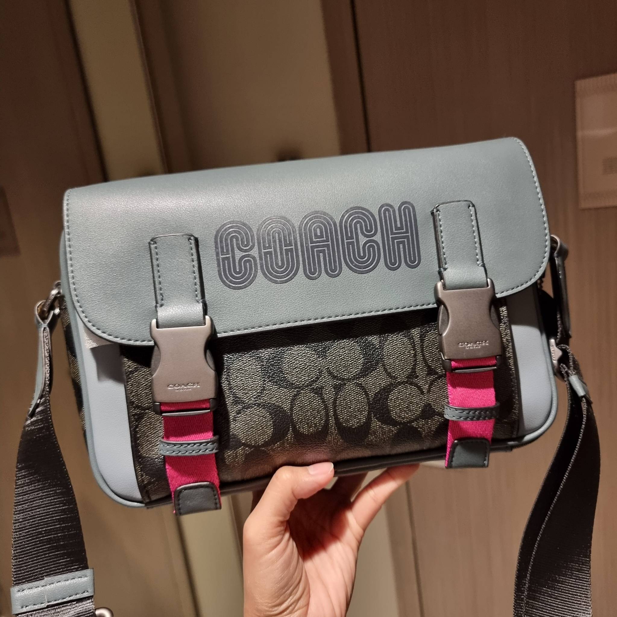 COACH TRACK CROSSBODY IN COLORBLOCK WITH COACH PATCH C6657 C8128 หล่อบอกต่ออีกหนึ่ง กระเป๋าสะพายทรงแมสเซ็นเจอร์ รุ่นเอาใจหนุ่มๆ ที่สาวๆก็อยากใช้!! ด้วยดีไซน์สีคัลเลอร์บล็อคที่โดดเด่น ทำให้ดูน่าใช้งาน วัสดุหนังแท้ สวยคมซ่อนหรู ฝากระเป๋ามีตัวล็อคแน่นหนา เปิ