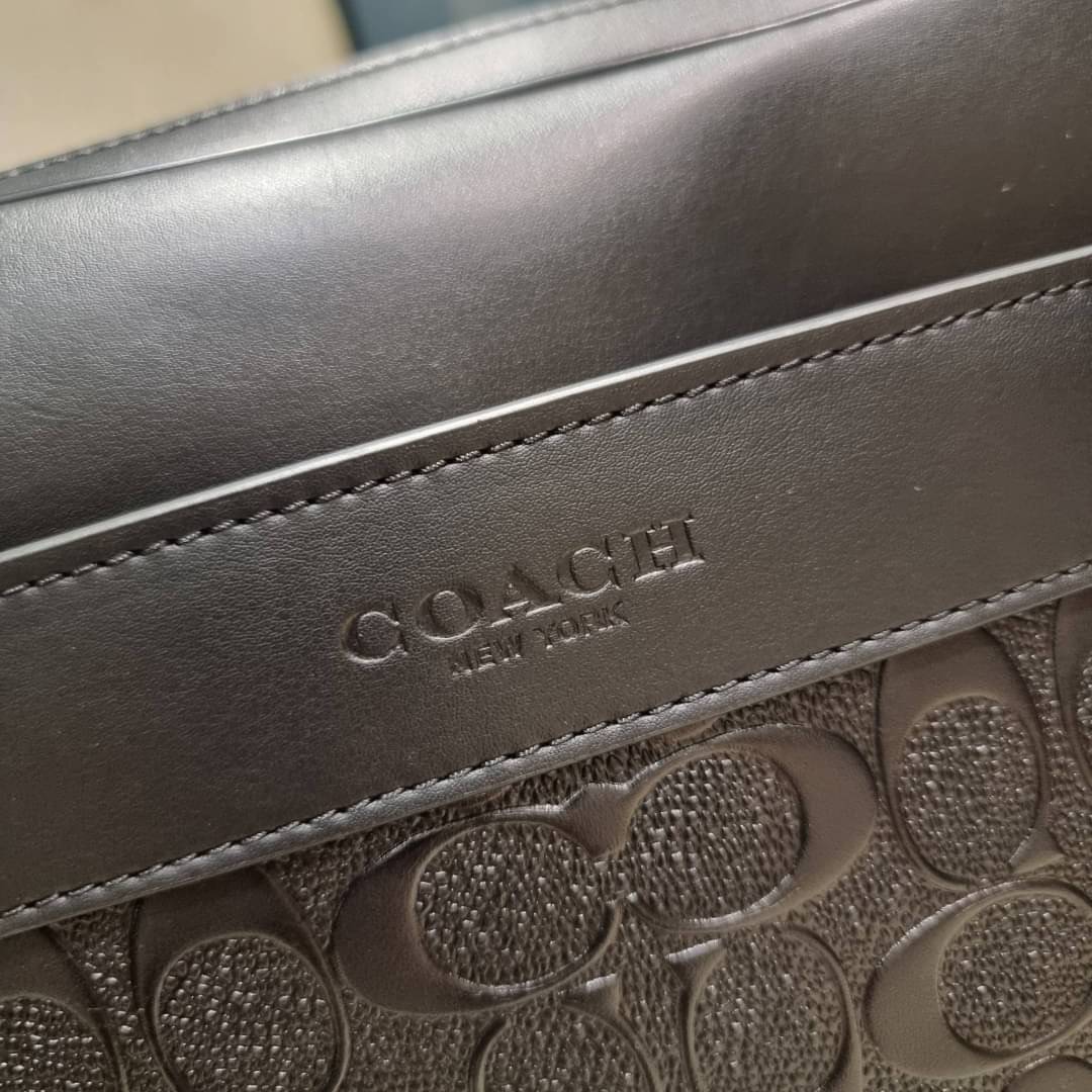 COACH F28455 CHARLES CAMERA BAG IN SIGNATURE LEATHER รุ่นสุดฮิตที่หนุ่มๆเค้ารู้กัน กับกระเป๋าสะพายข้างทรงแมสเซนเจอร์ ที่อัพเลเวลความหรูด้ายลายปั๊มซิกเนเจอร์นูน บนวัสดุหนัง crossgrain ตัดสลับด้วยหนังแท้ สัมผัสดีทั้งใบ มีช่องซิปให้ด้านหน้า และช่องย่อยด้านหล