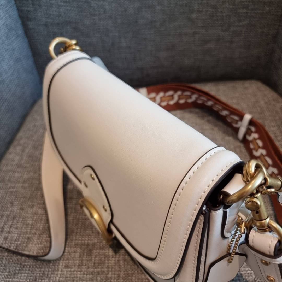 COACH C0749 BEAT SADDLE BAG The best item! ที่สาวๆรอคอย! ฮอตไฟลุก! สีหายาก ละมุนคุณหนู คอลเลคชั่นใหม่ ดีไซน์หรูหรา พิเศษมากๆมาพร้อมสายสะพาย 2 เส้น ใช้คู่กันหรือแยกสะพายก็สวยครบสูตร กระเป๋าสะพายทรง saddle คลาสสิค วัสดุหนัง glove-tanned ทนทาน เปิด-ปิดด้วยกร