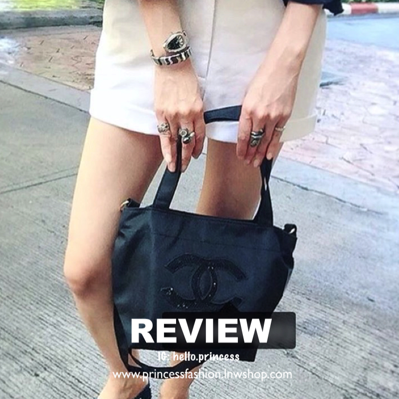 Chanel Beaute Black Sequin Shopping Bag กระเป๋าสะพาย ShoppingBag พรีเมี่ยมกิ๊ฟ Limited Edition ของแท้นำเข้าจากเคาน์เตอร์ Chanel Beaute ขนาดมินิ ด้านหน้า logoCC ประดับเลื่อมสีดำ เปิดปิดด้วยซิป หัวซิปแบรนด์ ภายในมี logo brand และช่องซิป ซับใน 100% Polyester