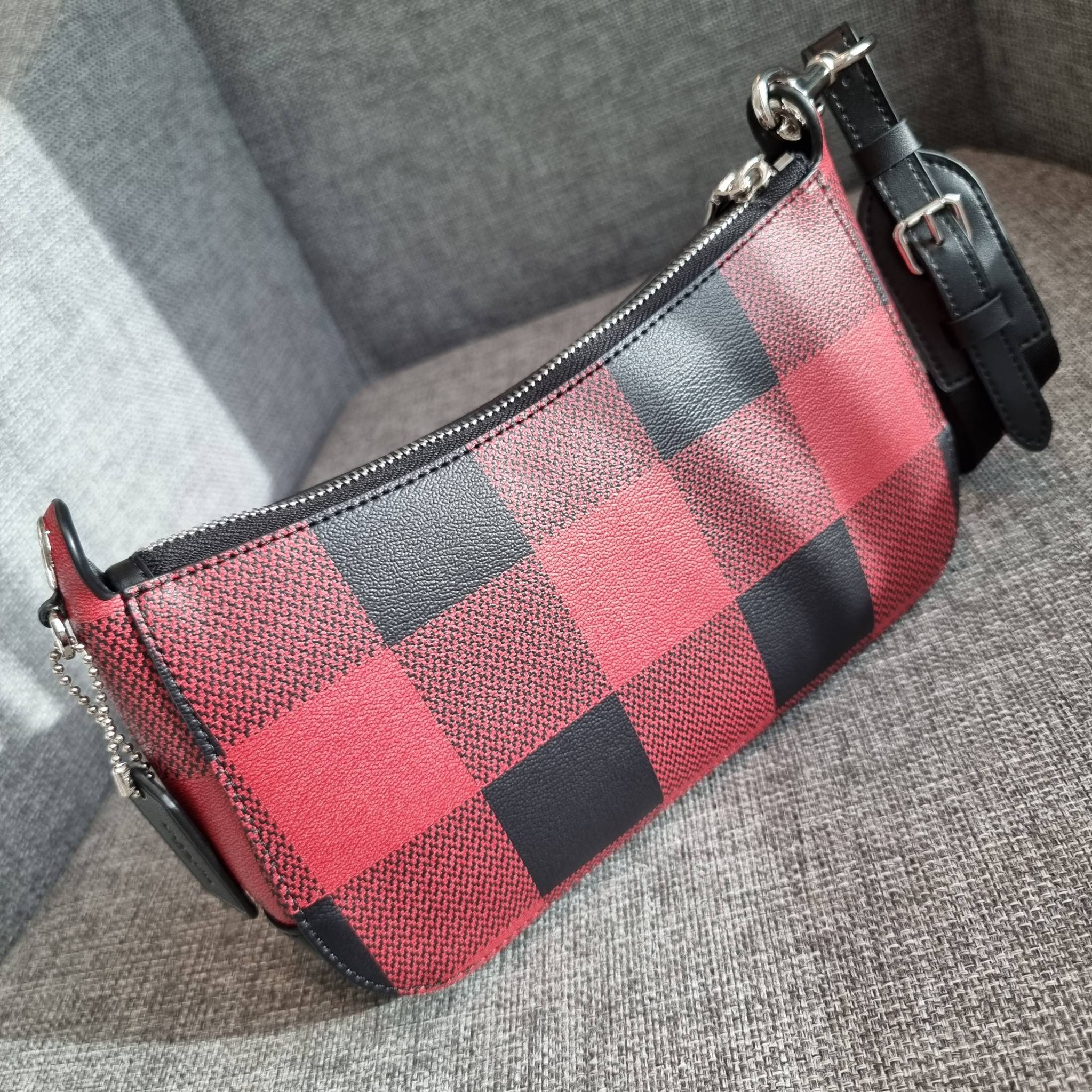 OUTLET 】COACH C6818 JES BAGUETTE WITH BUFFALO PLAID PRINT คอลเลคชั่นใหม่ล่าสุด พร้อมเสิร์ฟความสวยถึงบ้านเช่นเคย!! กระเป๋าสะพายทรงบาแกตต์ ดีไซน์ย้อนยุค ที่แอบแฝงความเรียบหรูดูแพงอยู่ในตัว โดดเด่นด้วยสายสะพายเส้นใหญ่ โทนสีคอนทราส ทำให้ไอเท็มนี้ดูมีลูกเล่นมา