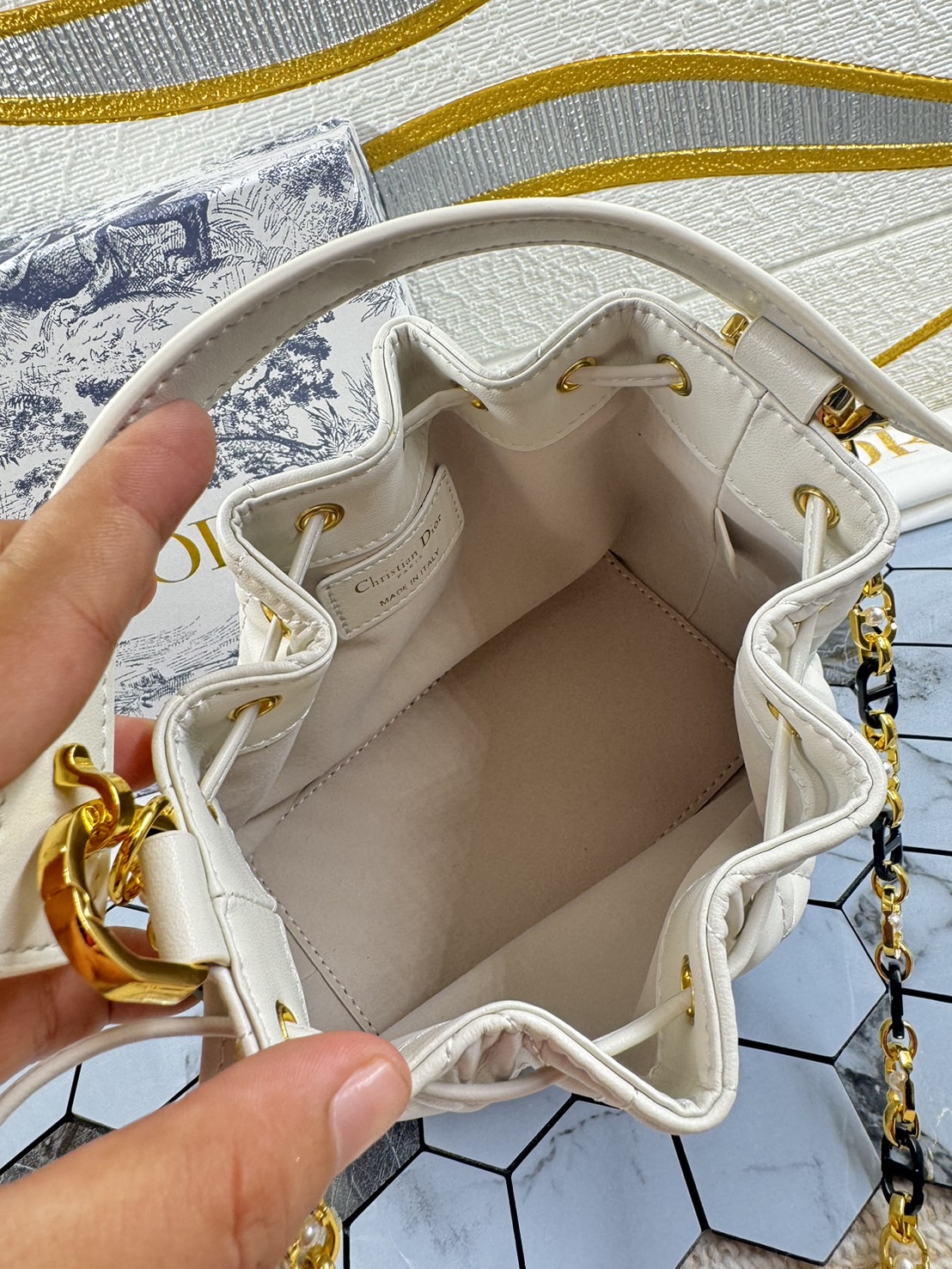 DIOR Small Dior Jolie Bucket Bag กระเป๋าทรงถังรูปทรงทันสมัย สง่างามเหนือกาลเวลา เกรดท็อปออริ สลับแท้ 1:1