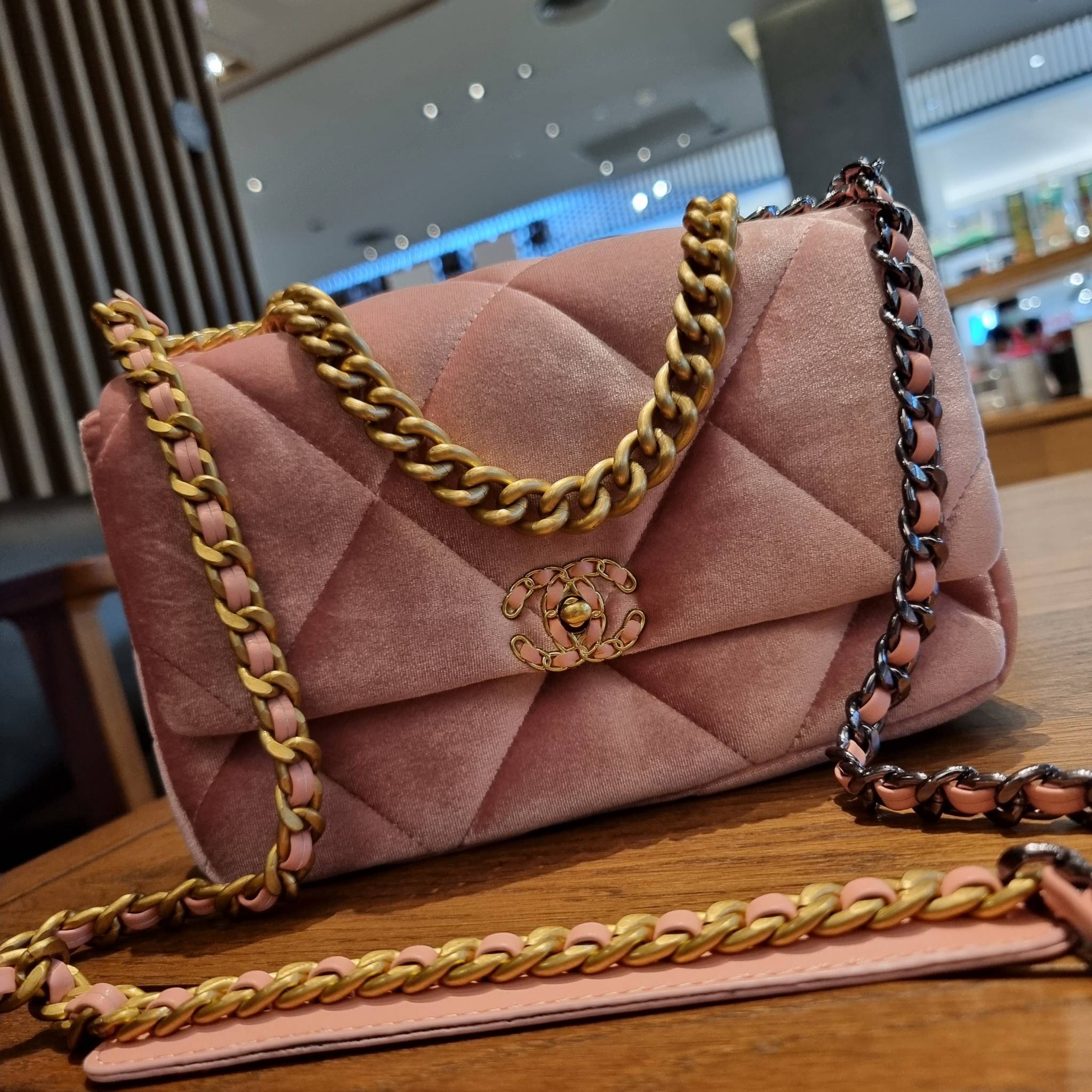 ไม่มองไม่เหลียวไม่ได้แล้ว!! ความหรูที่โดดเด่นจากผ้ากำมะหยี่ สร้างดีเทลผู้ดี ลูกคุณมากๆ Chanel vip boutique กระเป๋าสะพายจาก duty free ในราคาสุดประหยัด!! ดีไซน์เลิศ ตกแต่งด้วยโซ่ทูโทน ลงตัวแบบไม่มีที่ติ เปิด-ปิดด้วยตัวบิดล็อค ภายในโล่งกว้าง ใส่กระเป๋าสตางค์