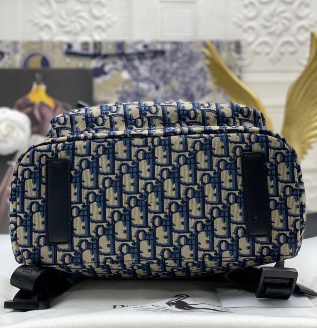 DIOR TRAVEL BACKPACK Blue Dior Oblique Jacquard อีกหนึ่งรุ่น Best seller ที่ต้องมี!! Unisex ใช้ได้ทั้งชายหญิง ภายในโล่งกว้าง ใบนี้คุ้มค่าราคามากๆ ทั้งดีไซน์และฟังก์ชั่นการใช้งาน ตอบโจทย์แน่นอนจ้า