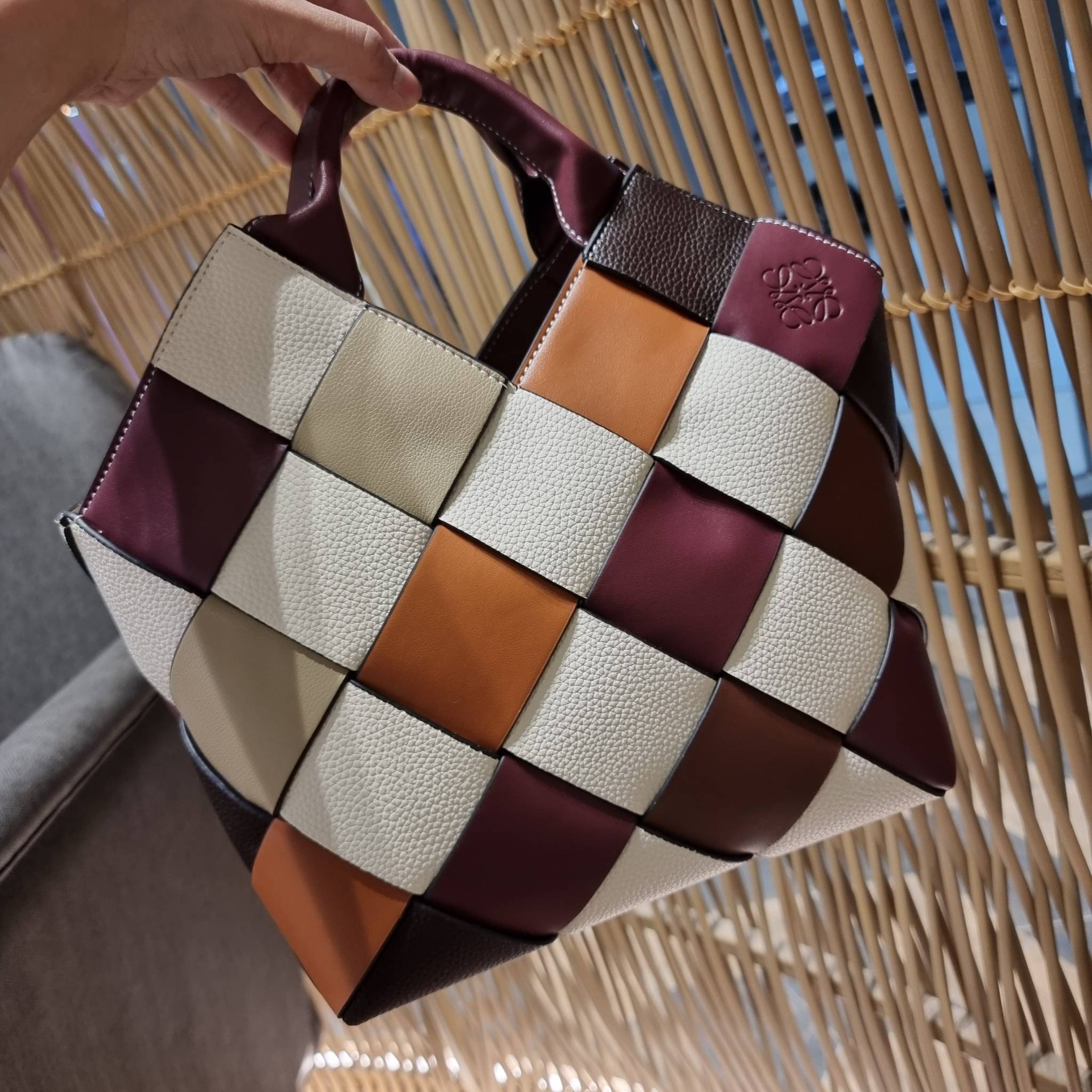 VIP 】LOEWE SURPLUS LEATHER WOVEN BASKET BAG IN CLASSIC CALFSKIN ใหม่ล่าสุดและสวยที่สุด กระเป๋าสะพานที่ถักทอด้วยความปราณีต โดดเด่นด้วยสีที่จับมาคอนทราสได้ลงตัว ใบใหญ่จุได้แบบเน้นๆ วัสดุหนังวัวแท้เต็มใบ หรูเลิศ ปากกระเป๋ามีสายหนังสำหรับผูกรวบปากกระเป๋า ภายใ