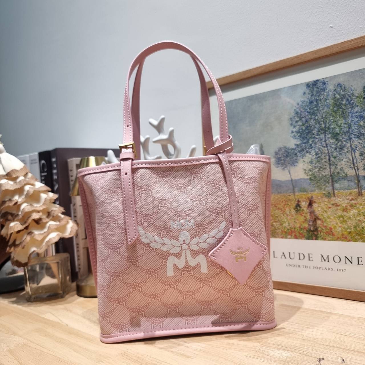 M.C.M MINI HIMMEL SHOPPER IN LAURETOS คอลเลคชั่นใหม่ พร้อมสีใหม่ ดีไซน์ละมุน น่าใช้มากๆ กระเป๋าทรงช้อปปิ้ง เรียบหรู