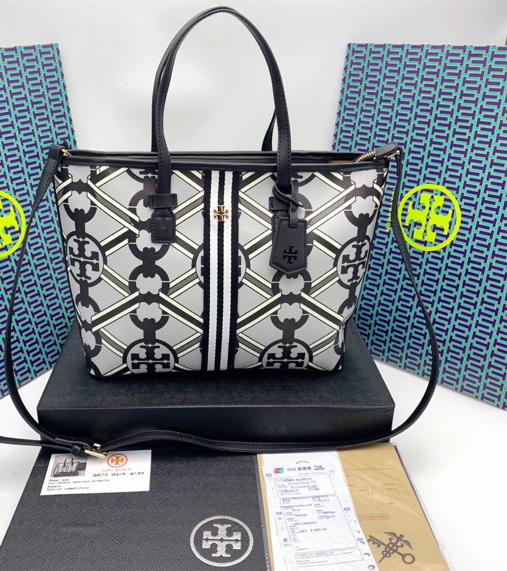 Tory burch Gemini Link Canvas Top Zip Tote Bag สำหรับ Collection นี้คาดว่าน่าจะเป็นรุ่นที่สะดุดตาใครหลายคนอย่างแน่นอน เพราะ "Gemini Link" หรือ "เจมิไน ลิงค์” จุดเด่นคือลวดลายโซ่อันเรียบหรูที่สามารถสะกดทุกสายตา ใครได้เห็นก็ต้องรู้เลยว่าเป็นแ