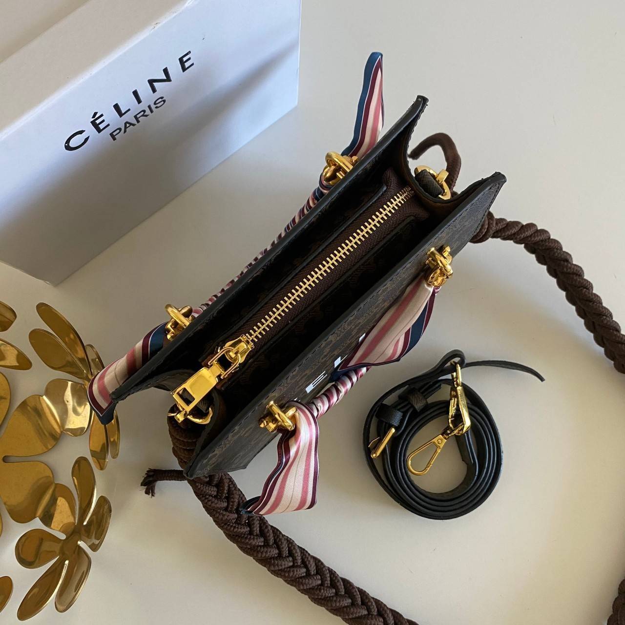 พรีเมี่ยมกิ๊ฟแท้ 100% 】พร้อมส่งที่ไทย!! ที่นี่ที่เดียว CELINE BAG มาแล้วๆ ถามกันเนอะมาก บอกเลยน่ารักสุดๆ สายสะพายมีมาให้สองสาย สายหนัง สายเชือกถัก เก๋มาก ซับในบุหนังกลับ ขนาดกำลังดีใส่ iPhone pro max ได้สบาย