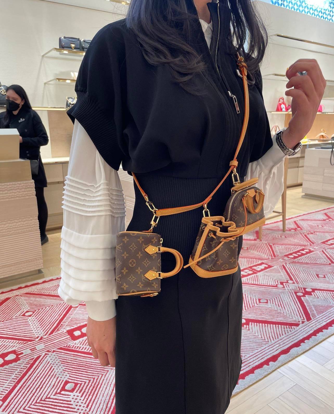 LV TRIO MINI ICONES ใหม่ล่าสุด น่ารักน่าใช้ ที่รวบรวมรุ่นสุดยอดที่เป็นดั่งไอคอนนิค ให้ทุกคนได้สะสมครบคอลเลคชั่น ในไซส์มินิ วัสดุหนังแคนวาสทุกใบ มีสายสะพายข้างให้ เกี่ยวทุกใบรวมสะพายทีเดียว หรือแยกใช้วันแบบ วันละสไตล์ สลับได้ไม่มีเบื่อ มาพร้อม box set ครบ 