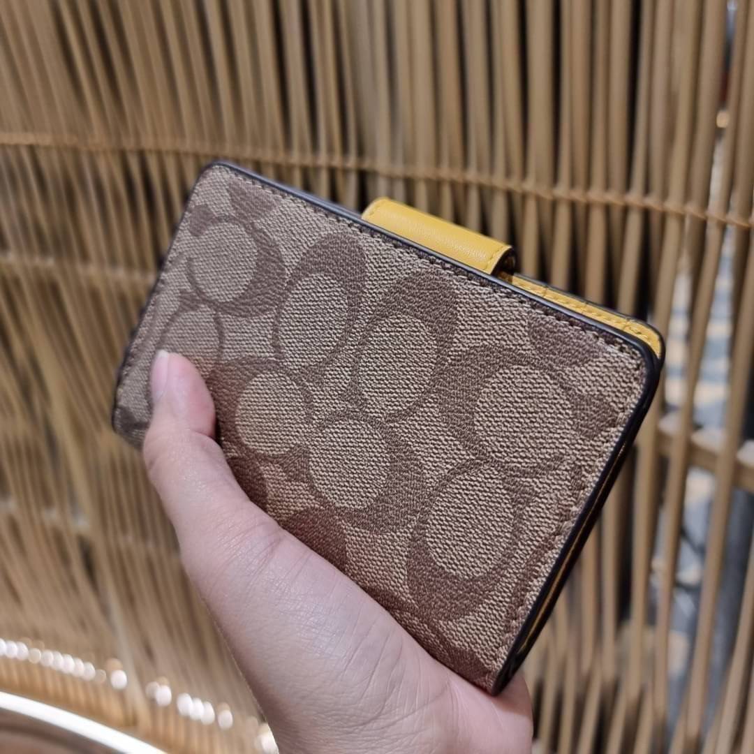 COACH C0082 MEDIUM CORNER ZIP WALLET IN SIGNATURE CANVAS ฉุดยังไงก็ไม่อยู่กับความปังของรุ่นนี้ ดีไซน์ใหม่สวยซ่อนหรู กระเป๋าสตางค์ใบกลาง 👛 เป็นไอเท็มสุดฮิต ที่ไม่ควรพลาด พกพาสะดวก ขนาดกำลังเหมาะมือ วัสดุหนังแคนวาสเคลือบลาย ภายในมีช่องใส่บัตร ใส่ธนบ