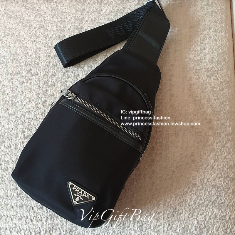 มาใหม่อีกหนึ่งรุ่น Prada เหมาะกับท่านชาย กับกระเป๋าคาดอก ทรงสวย ทรงฮิต วัสดุผ้า NYLON คุณภาพดี กันน้ำ100% ใส่ของได้หลากหลาย ตัวกระเป๋าอะไหล่สีเงิน มาพร้อมซิปด้านหน้ากระเป๋า ใส่ของได้หลากหลาย เพิ่มลุคเท่ในวันชิลๆให้กับคุ ผู้ชายที่สุด จะซื้อใช้เองหรือเป็นขอ