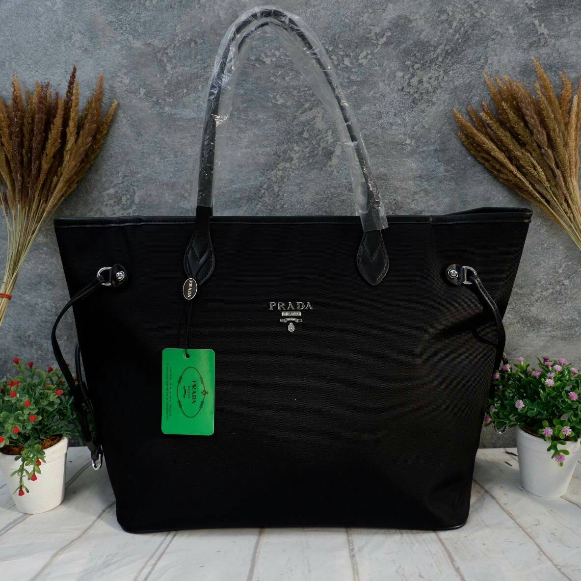 คุ้มจุใจสาวๆค้า 👏👏 ใบนี้ Must Have item! กระเป๋าสะพายทรง TOTE ใบใหญ่ จากพรีเมี่ยมกิ้ฟท์เคาเตอร์แบรนด์ PRADA อะไหล่เงินทั้งใบ เปิดปิดด้วยซิป สะพายไหล่ได้ ไม่ติด จุคุ้มมากสุดๆค่ะ ใส่เสื้อผ้า 1-2 วันได้สบาย ด้านข้างสามารถปรับได้สองทรงตามสไตล์