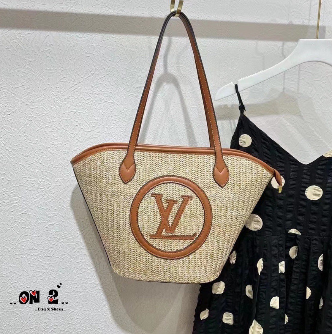 LV SAINT JACQUES TOTE BAG 25cm กระเป๋าสะพายรุ่นลิมิเต็ดหายาก ด้วยวัสดุสังเคราห์จากธรรมชาติ สานเต็มใบออกมาเป็นลวดลายสวยงาม และยังโดดเด่นด้วยโลโก้ สีโทนอุ่น