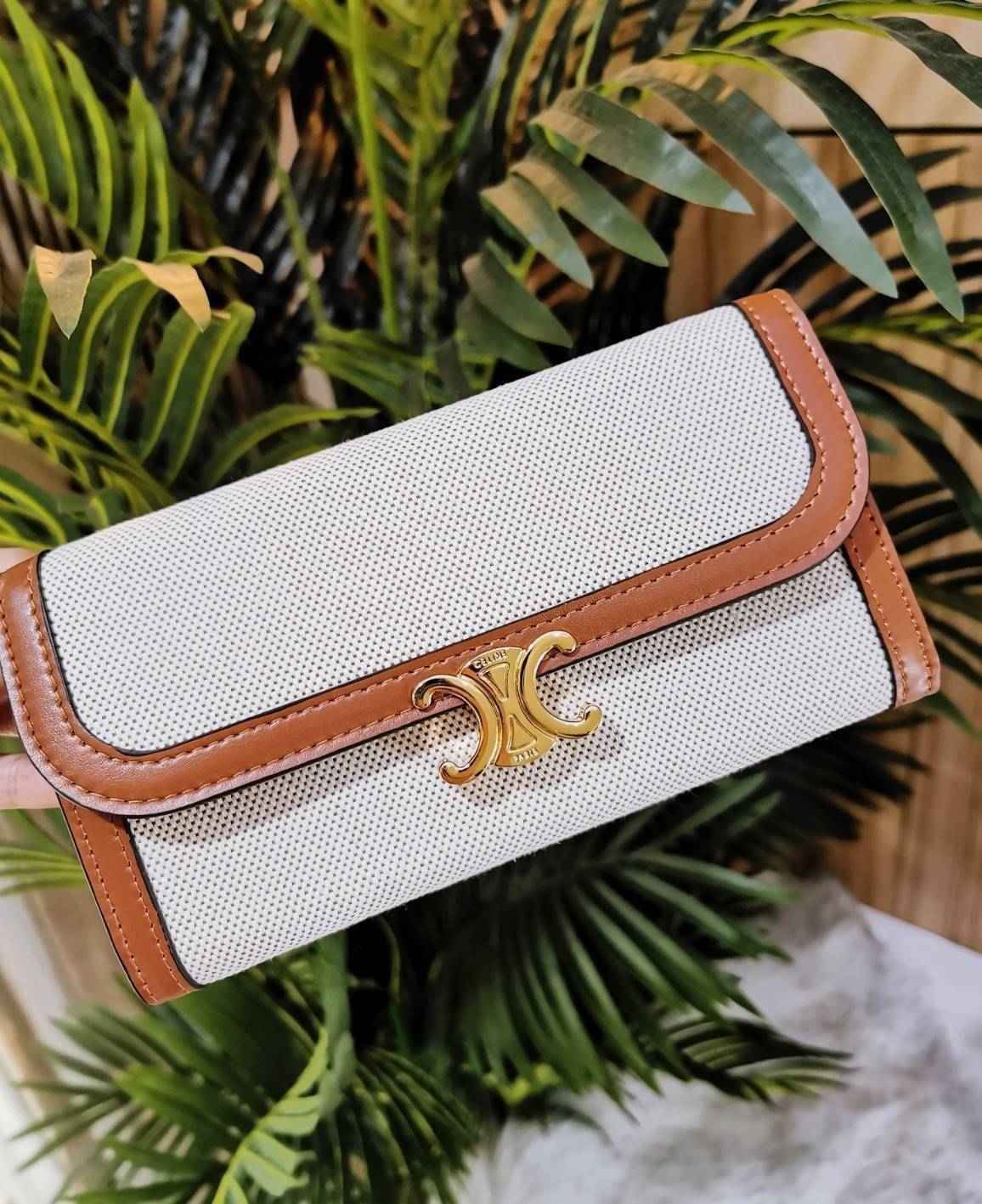 พรีเมี่ยมกิ๊ฟแท้ 100% 】CELINE LONG WALLET BAG VIP GIFT WITH PURCHASE-GWP กระเป๋าพรีเมี่ยมกิ๊ฟ Limited จาก CELINE HAUTE PARFUME DUTYFREE COUNTER วัสดุ Triomphe Canvas สวยอยู่ทรงเปิดปิดด้วยฝาปิดประดับโลโก้แบรนด์สีทองด้านหน้า ภายในมีช่องแบ่งเยอะมากค่ะ