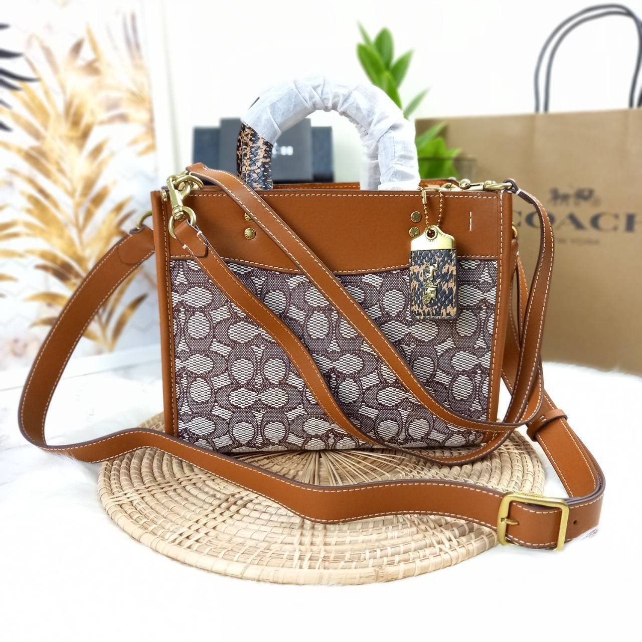ดีเทลเนียบมาก คลาสสิค หรูหราได้ใจ😘🌺//>>COACH ROGUE 25 IN SIGNATURE TEXTILE JACQUARD WITH SNAKESKIN DETAIL(COACH C5467)🍁กระเป๋ารุ่นคลาสสิค หรูหรา มีรสนิยม จะถือ หรือสะพายได้ตามดีไซน์การใช้งานเลยจ้า// วัสดุ jacquard ลาย signatu