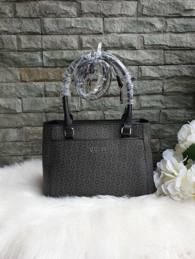 GUESS G LOGO PRINT TOTE BAG กระเป๋าถือหรือสะพายรุ่นใหม่ล่าสุดจาก GUESS FACTORY รุ่นยอดนิยม สวยอย่างมีสไตล์ สีสวยคลาสสิก รุ่นนี้มีการพิมพ์ลายโลโก้ รอบใบ หนัง faux-saffiano หนังคุณภาพดี ตั้งอยู่ทรง น้ำหนักเบา ประดับด้วยโลโก้แบรนด์อะไหล่เงิน สวยโดดเด่นที่กระ